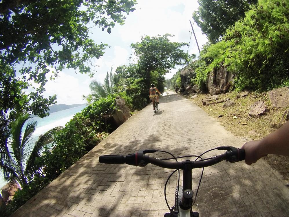 La Digue, in bici nei pressi di Anse Patates