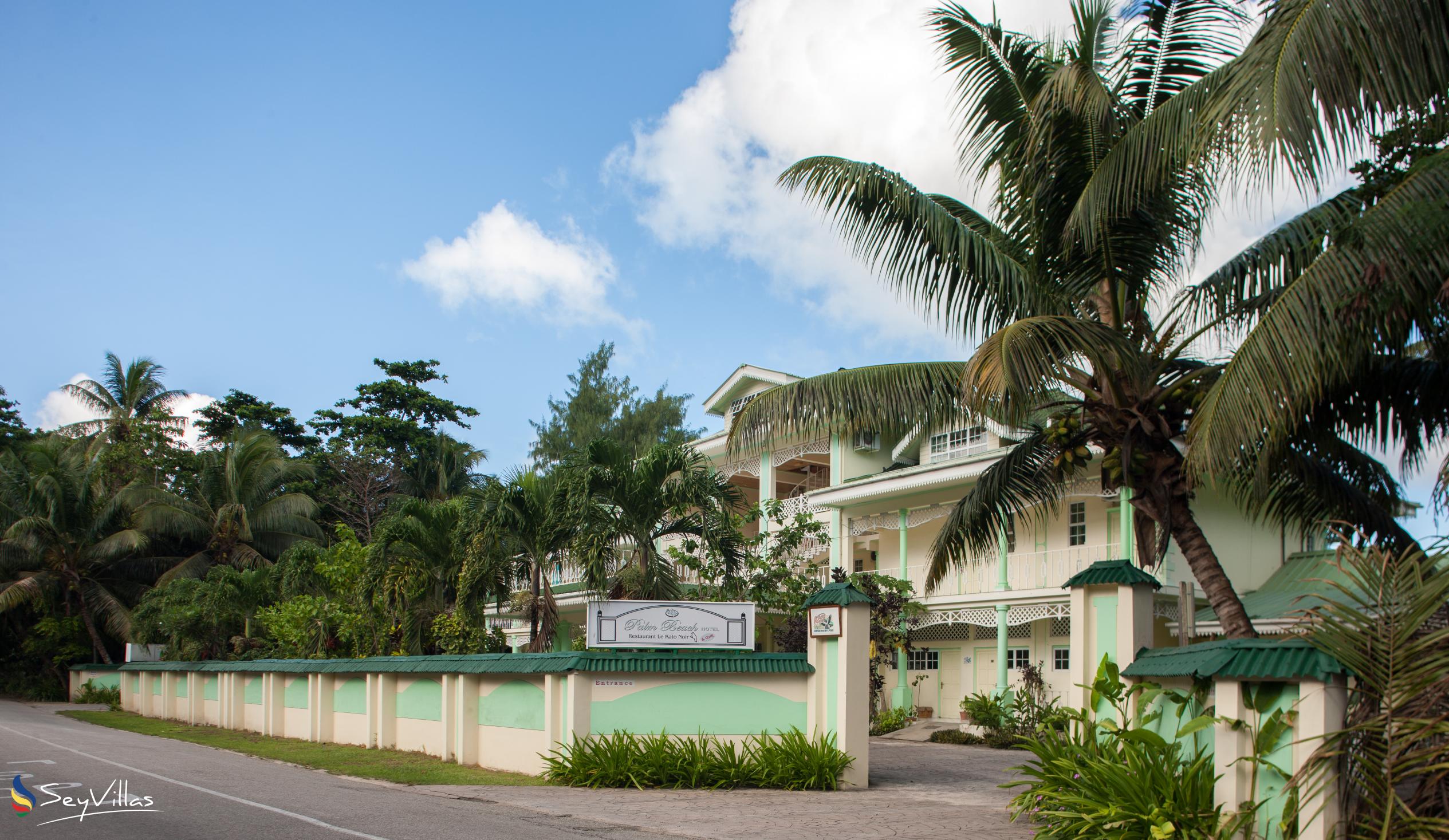 Photo 4: Palm Beach Hotel - Outdoor area - Praslin (Seychelles)