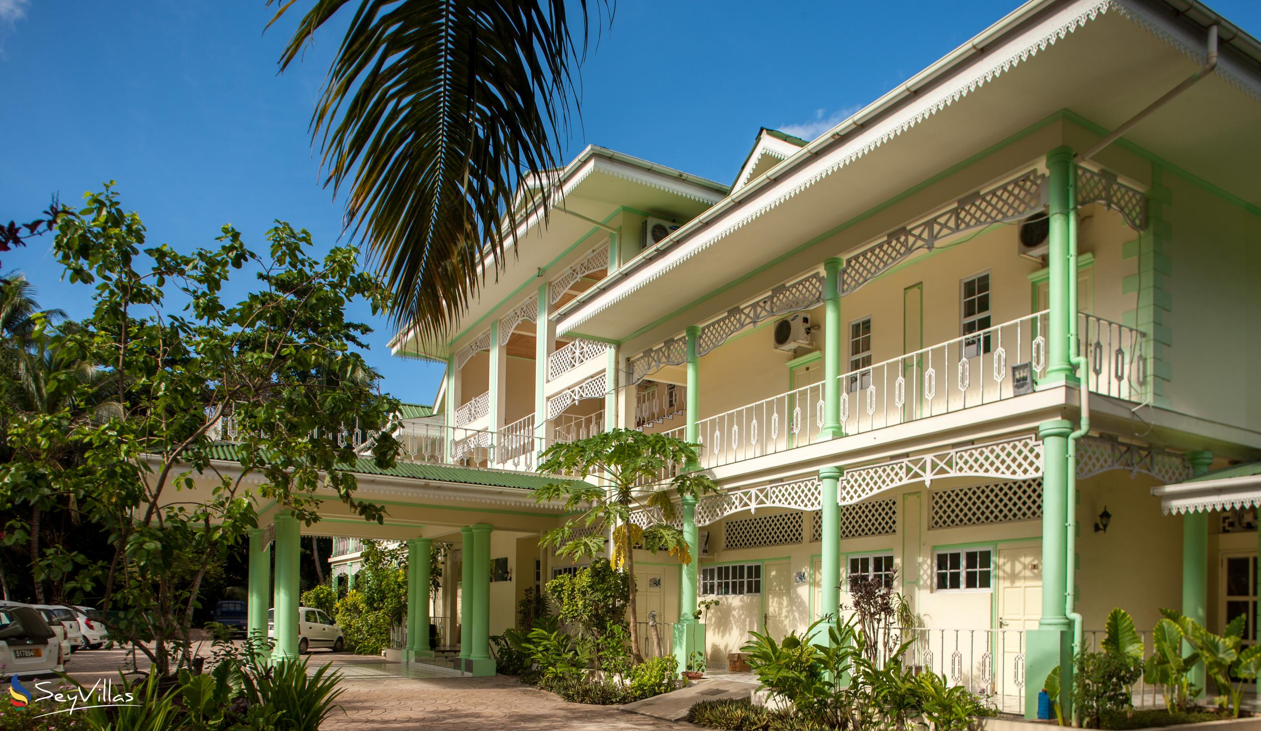 Foto 3: Palm Beach Hotel - Aussenbereich - Praslin (Seychellen)