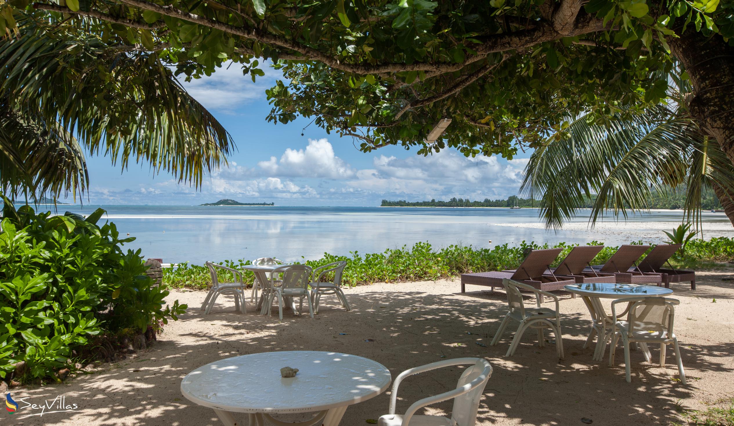 Foto 6: Palm Beach Hotel - Aussenbereich - Praslin (Seychellen)