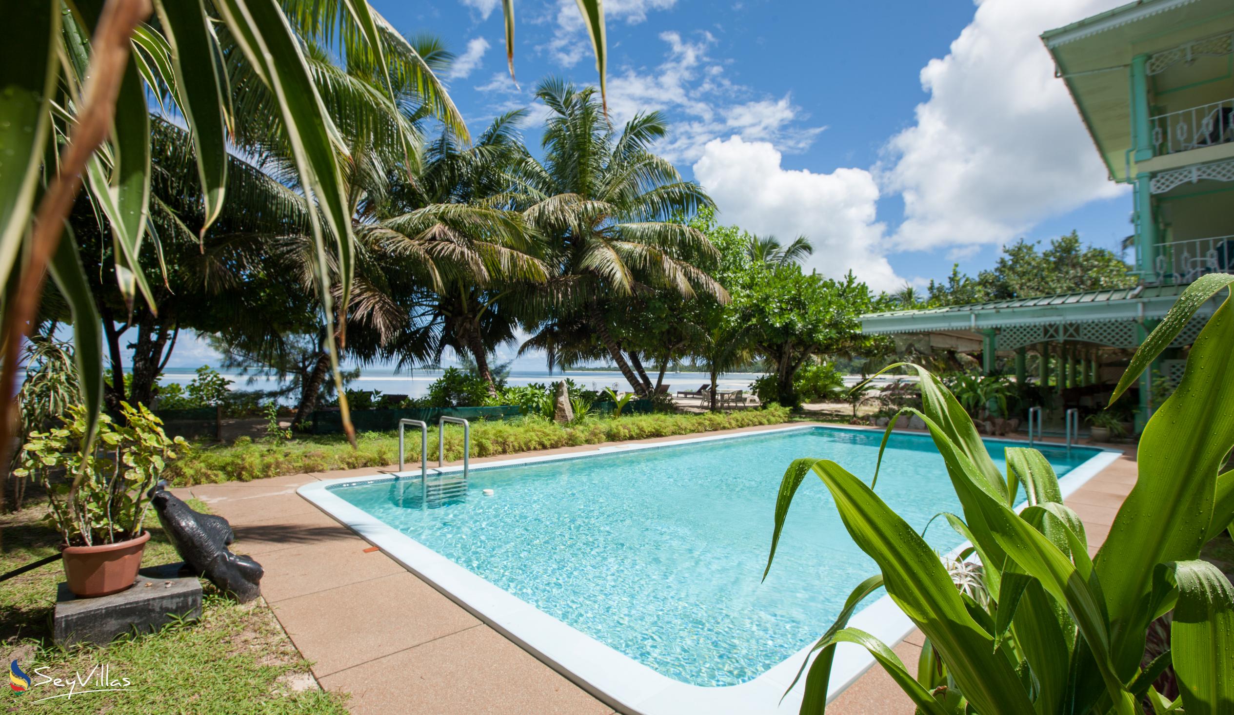 Foto 2: Palm Beach Hotel - Aussenbereich - Praslin (Seychellen)