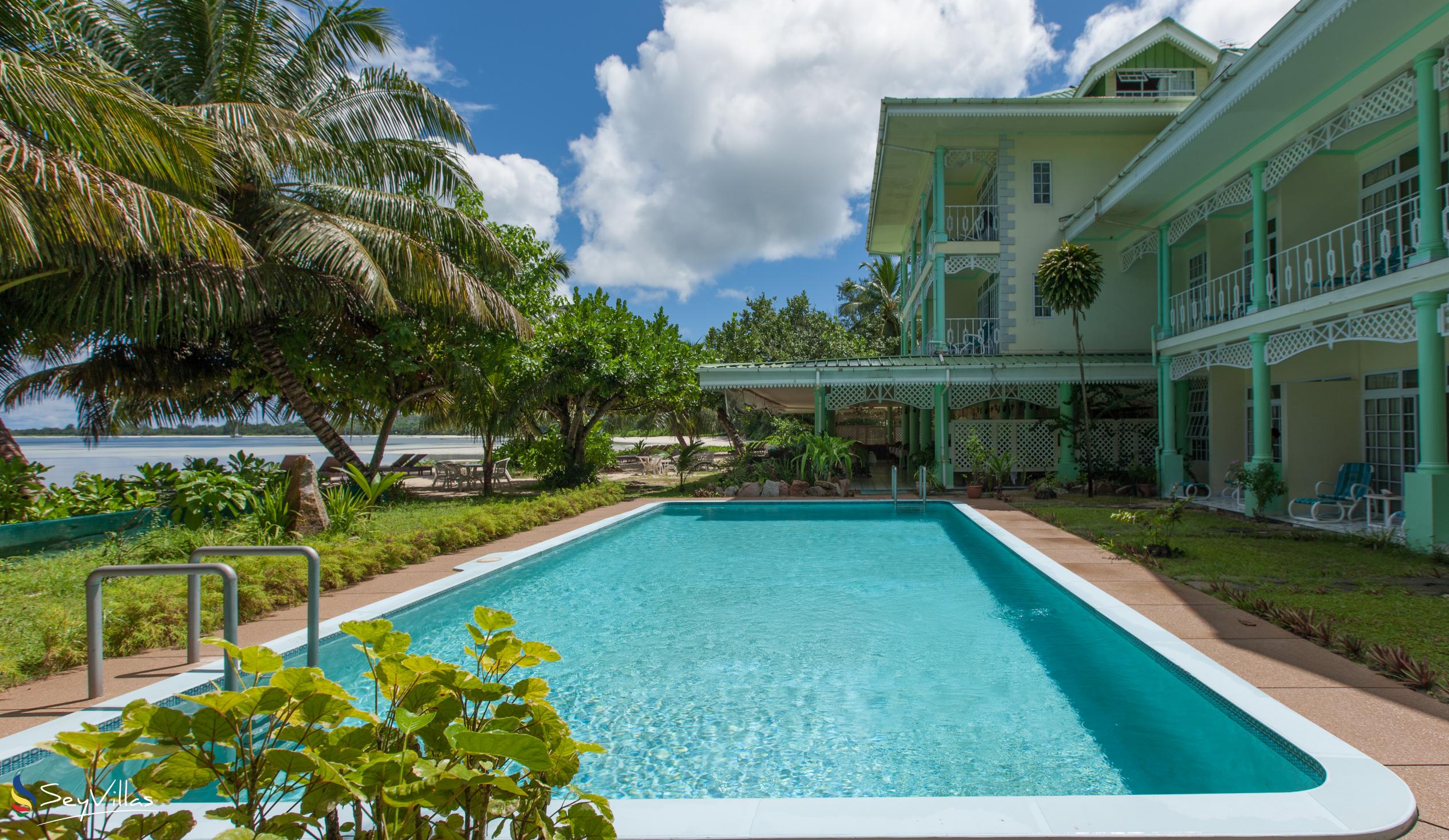 Foto 1: Palm Beach Hotel - Aussenbereich - Praslin (Seychellen)