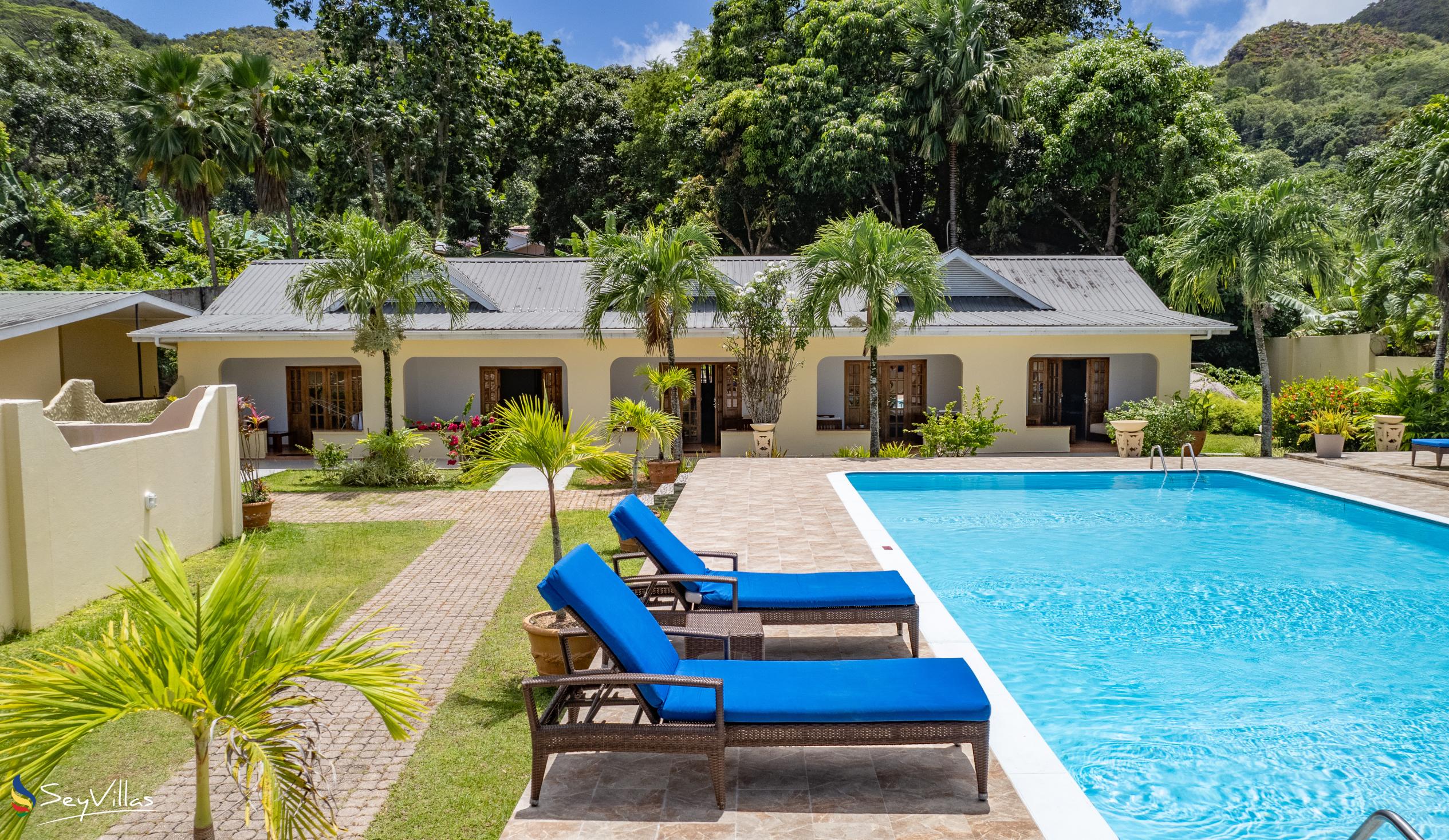 Photo 2: Britannia Hotel - Outdoor area - Praslin (Seychelles)
