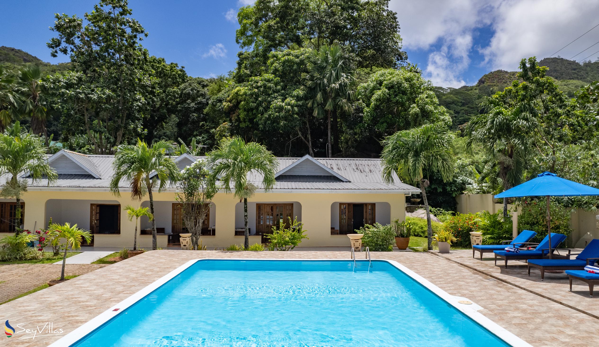 Photo 3: Britannia Hotel - Outdoor area - Praslin (Seychelles)