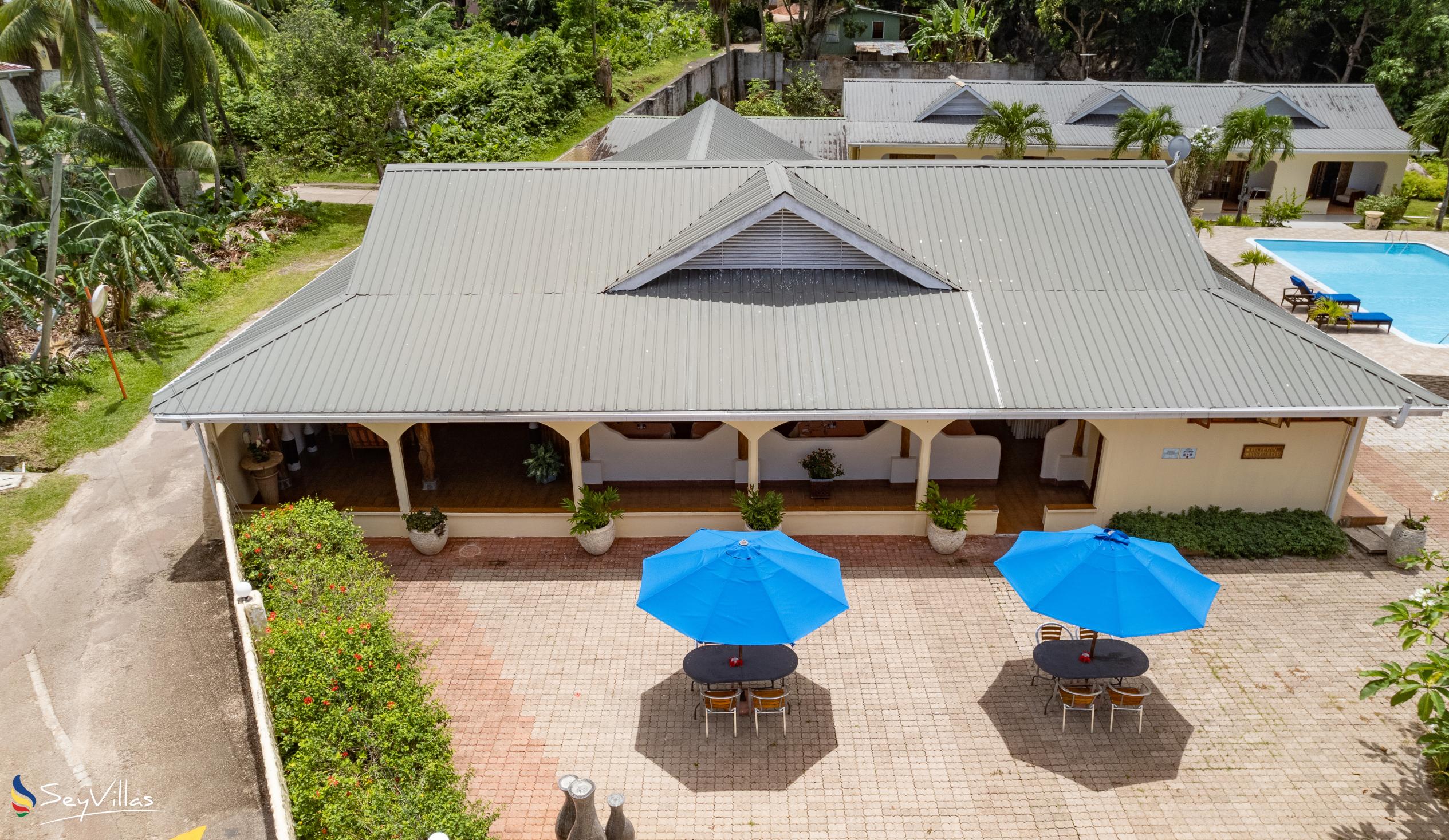 Photo 12: Britannia Hotel - Outdoor area - Praslin (Seychelles)