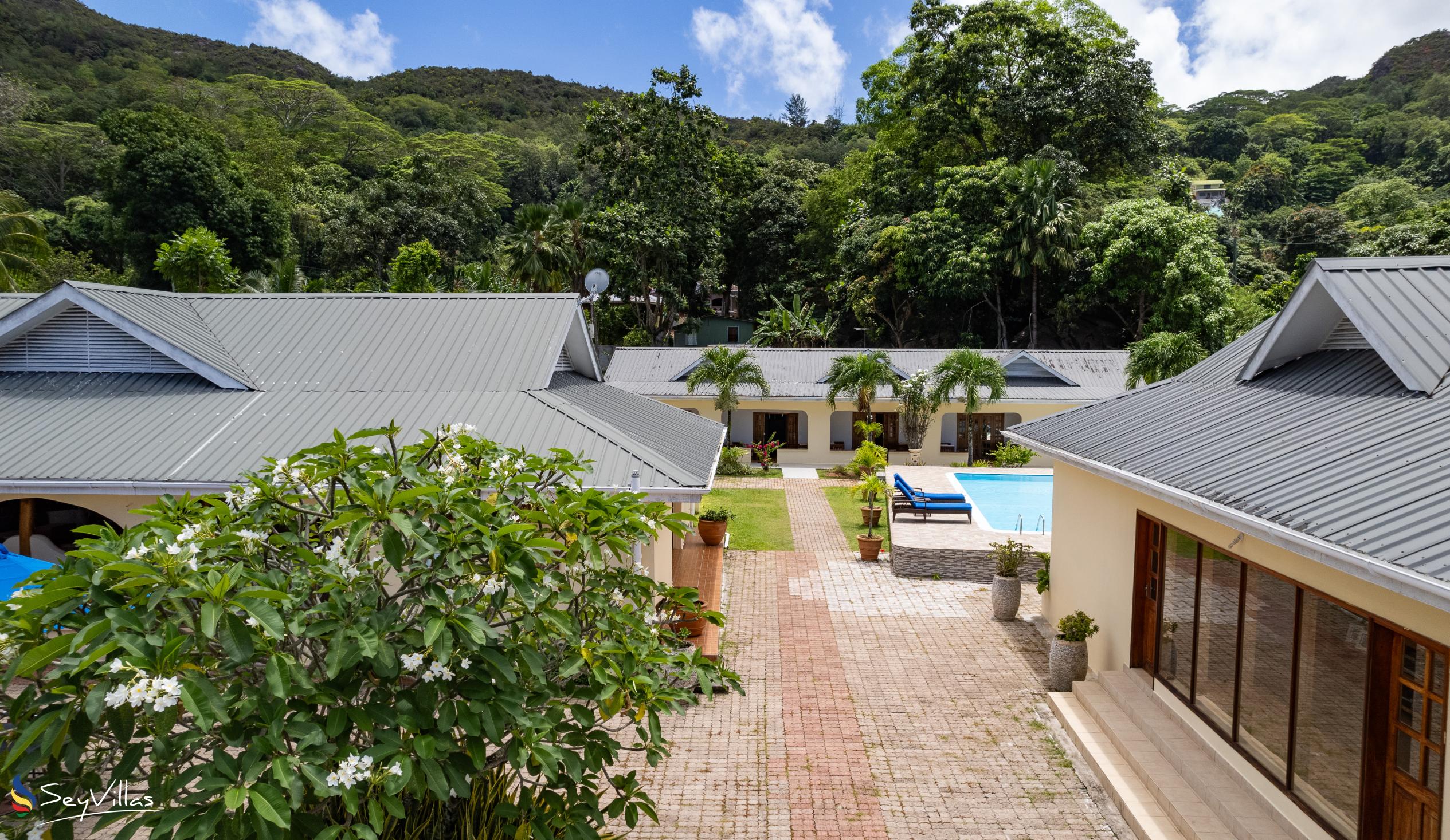 Photo 10: Britannia Hotel - Outdoor area - Praslin (Seychelles)