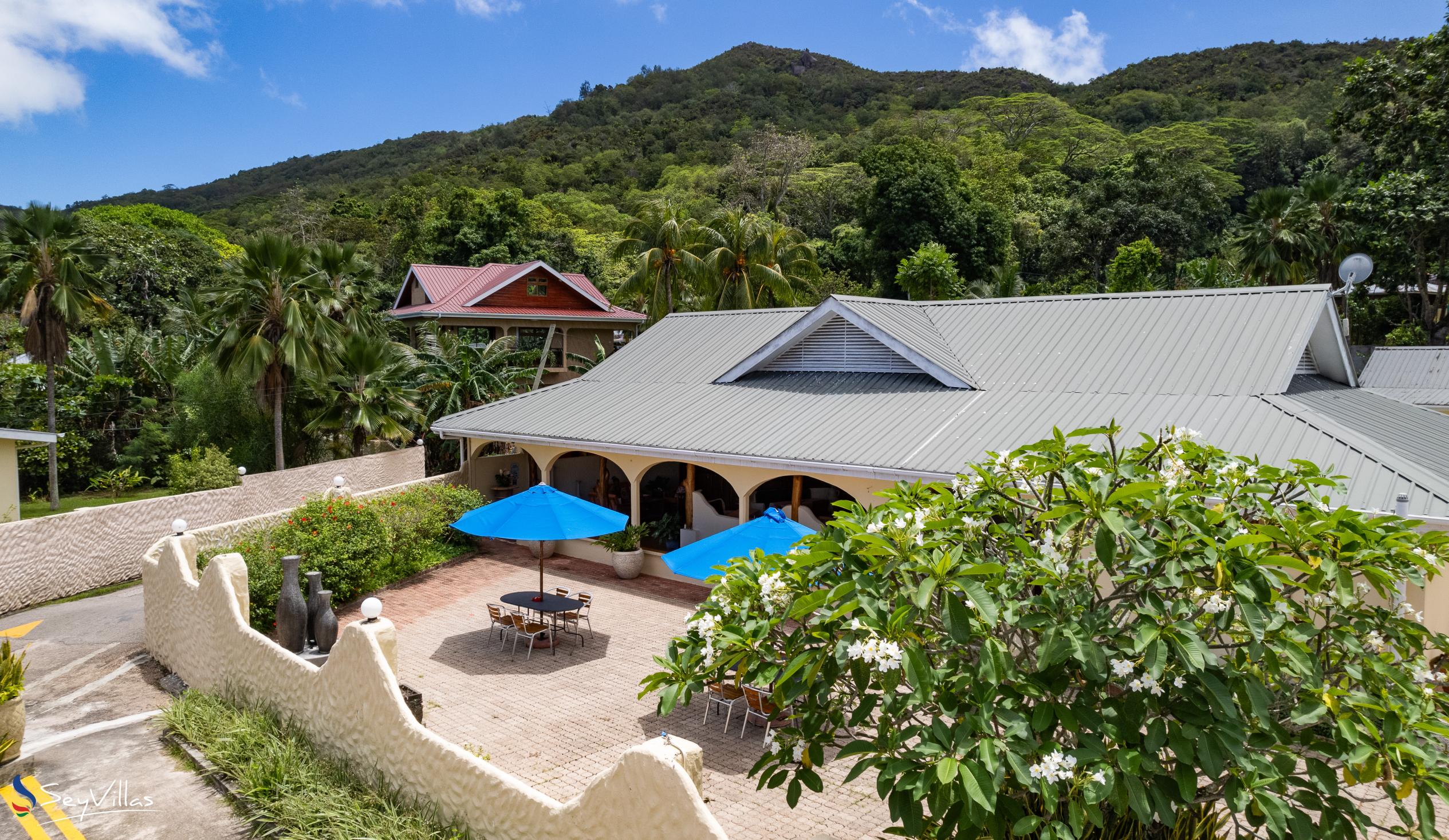 Photo 13: Britannia Hotel - Outdoor area - Praslin (Seychelles)