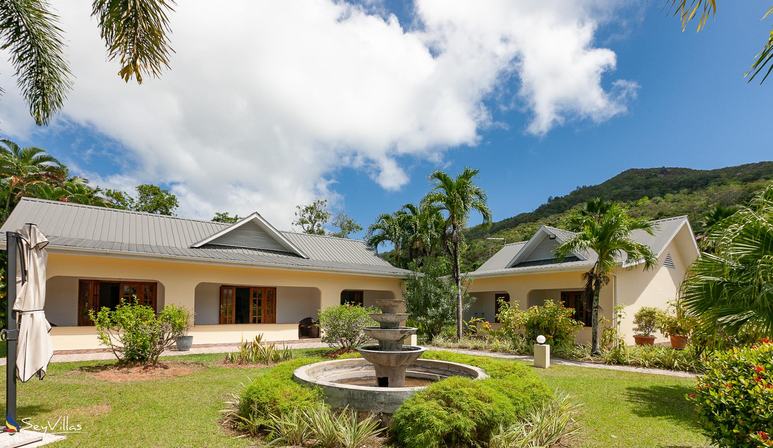 Photo 15: Britannia Hotel - Outdoor area - Praslin (Seychelles)