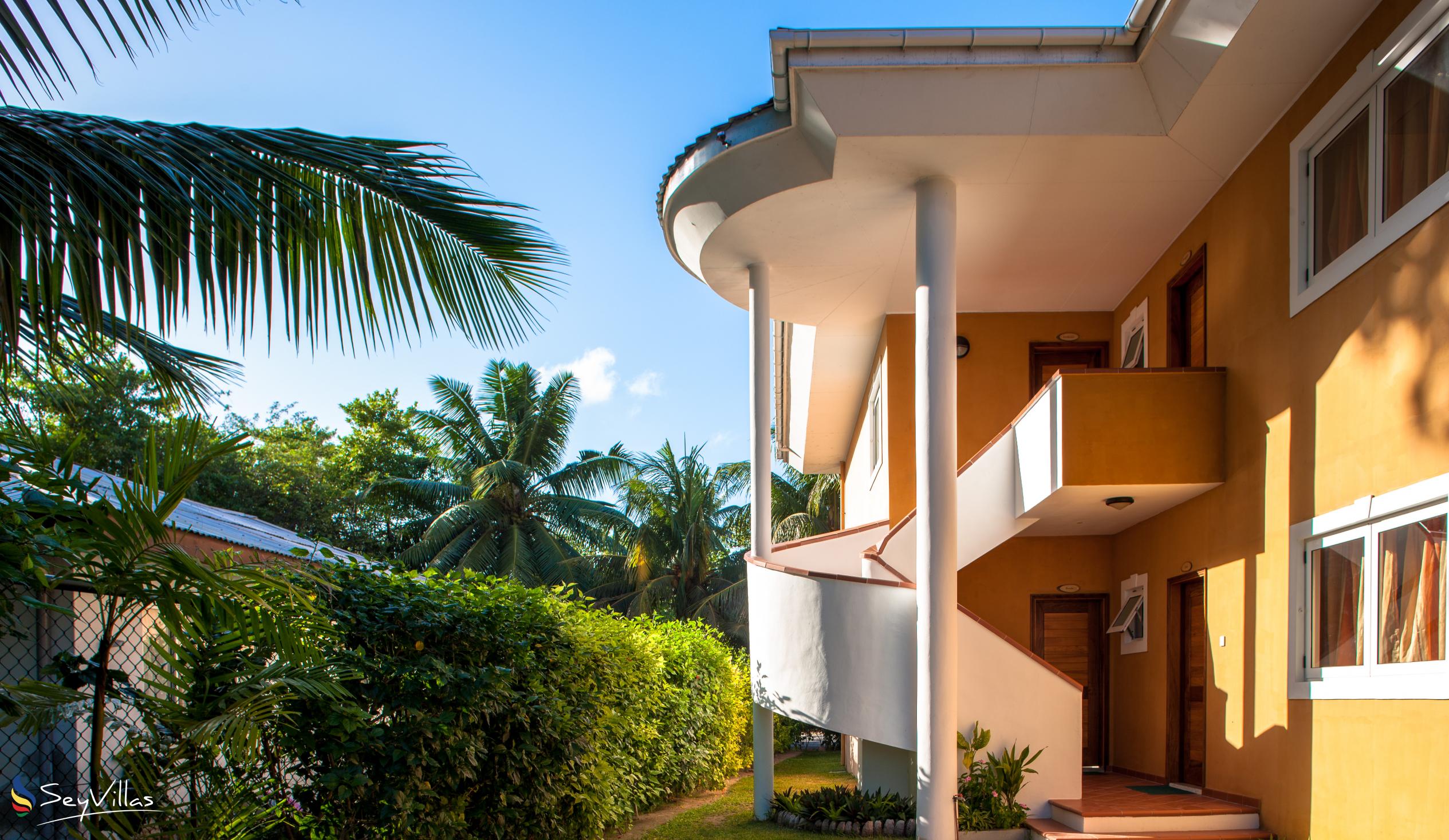 Photo 4: Cote d'Or Apartments - Outdoor area - Praslin (Seychelles)