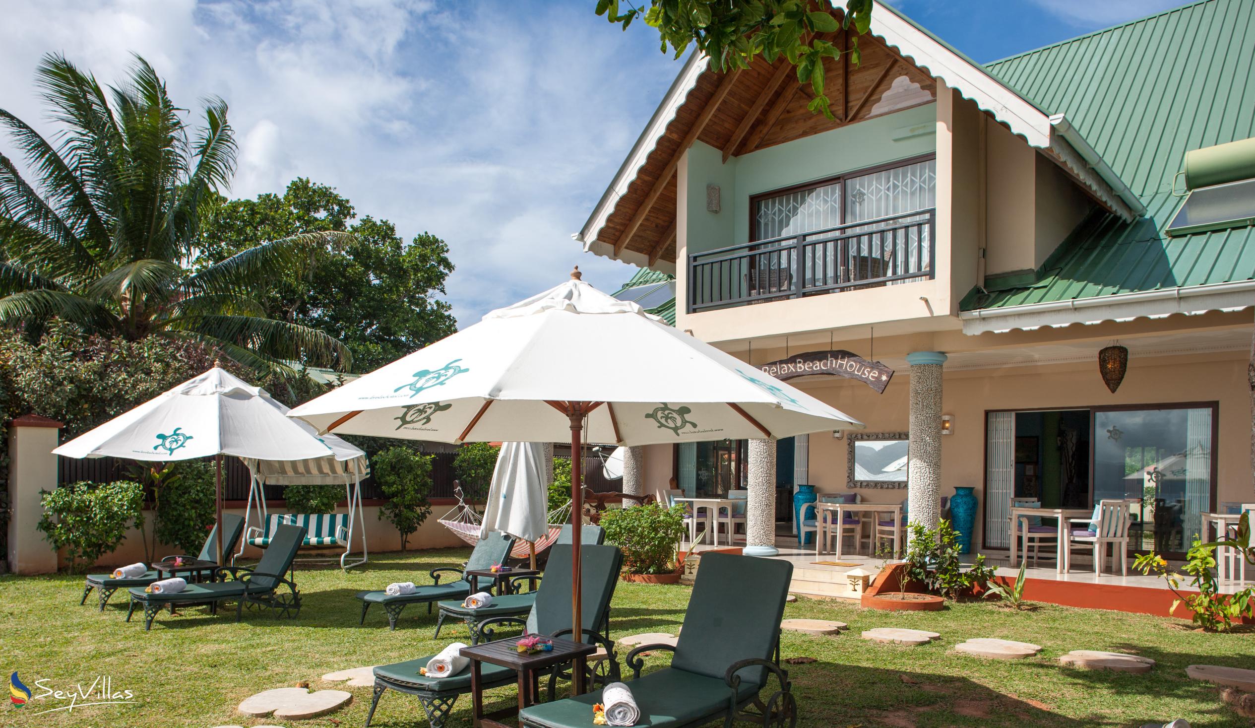 Photo 2: Le Relax Beach House - Outdoor area - La Digue (Seychelles)