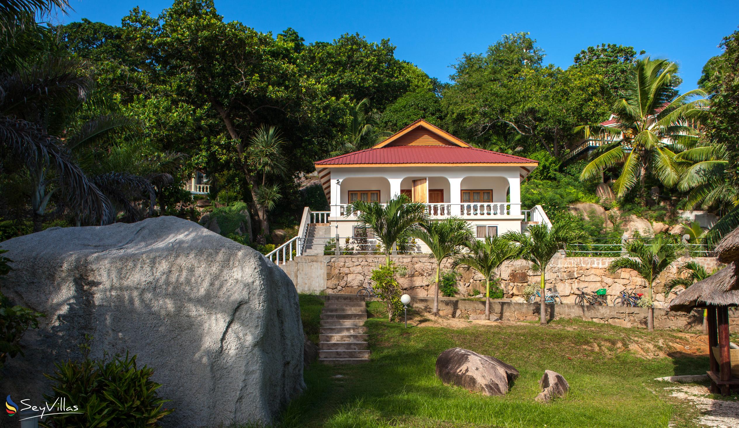 Foto 2: Patatran Village Hotel - Aussenbereich - La Digue (Seychellen)
