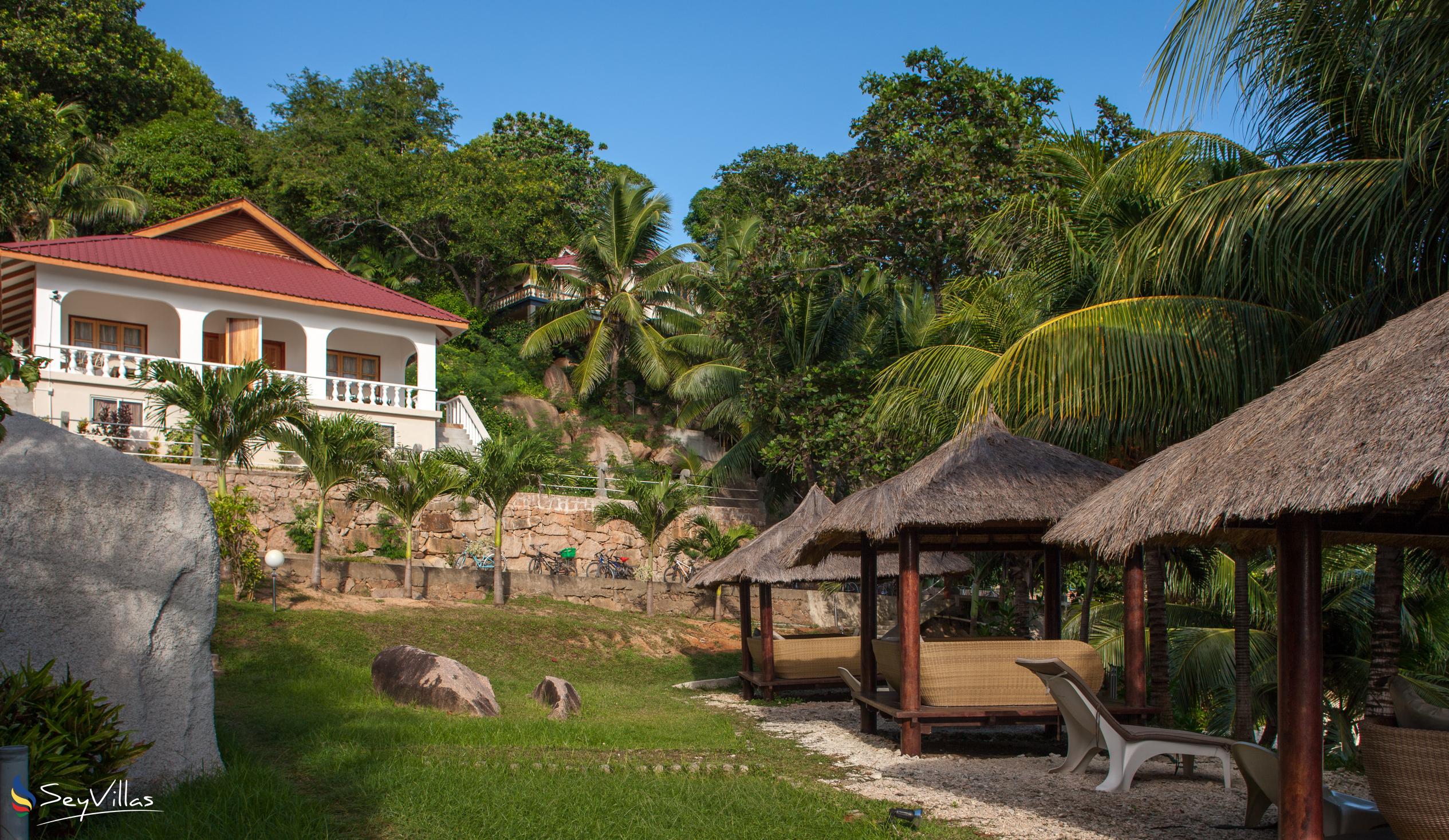 Foto 3: Patatran Village Hotel - Aussenbereich - La Digue (Seychellen)