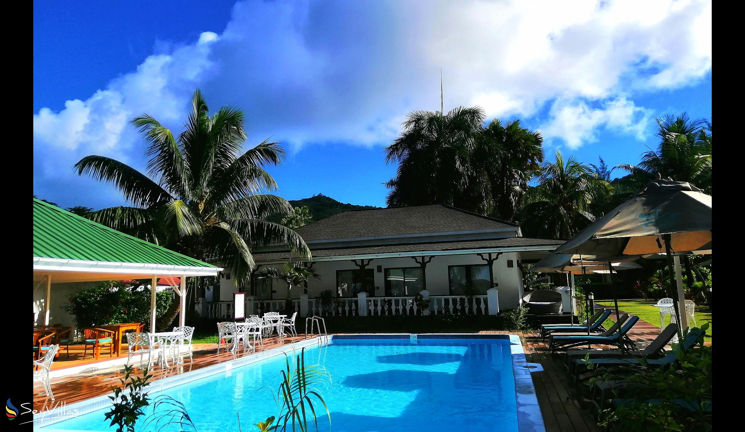 Foto 2: Le Relax Beach Resort - Aussenbereich - Praslin (Seychellen)