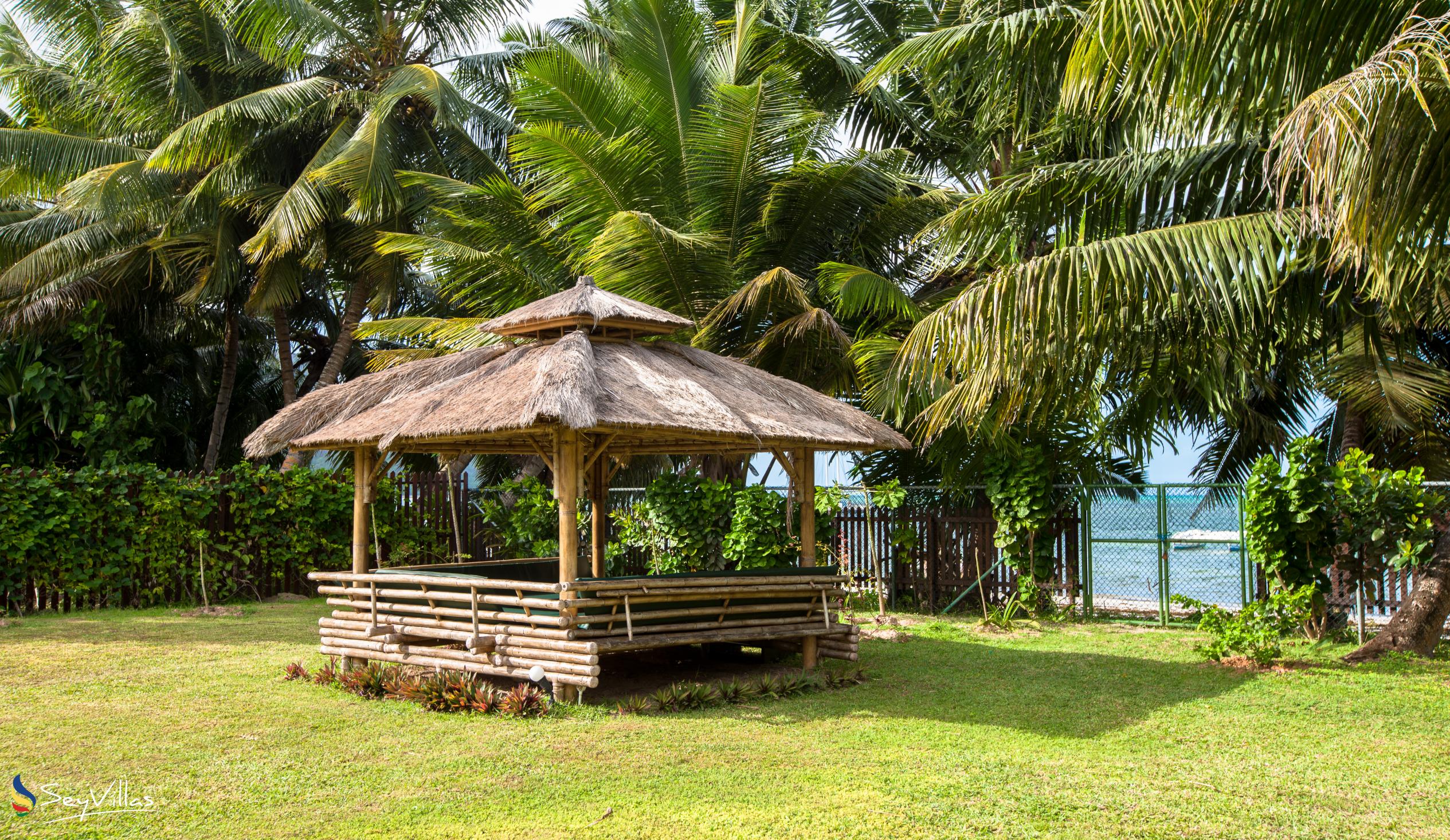 Foto 9: Le Relax Beach Resort - Aussenbereich - Praslin (Seychellen)