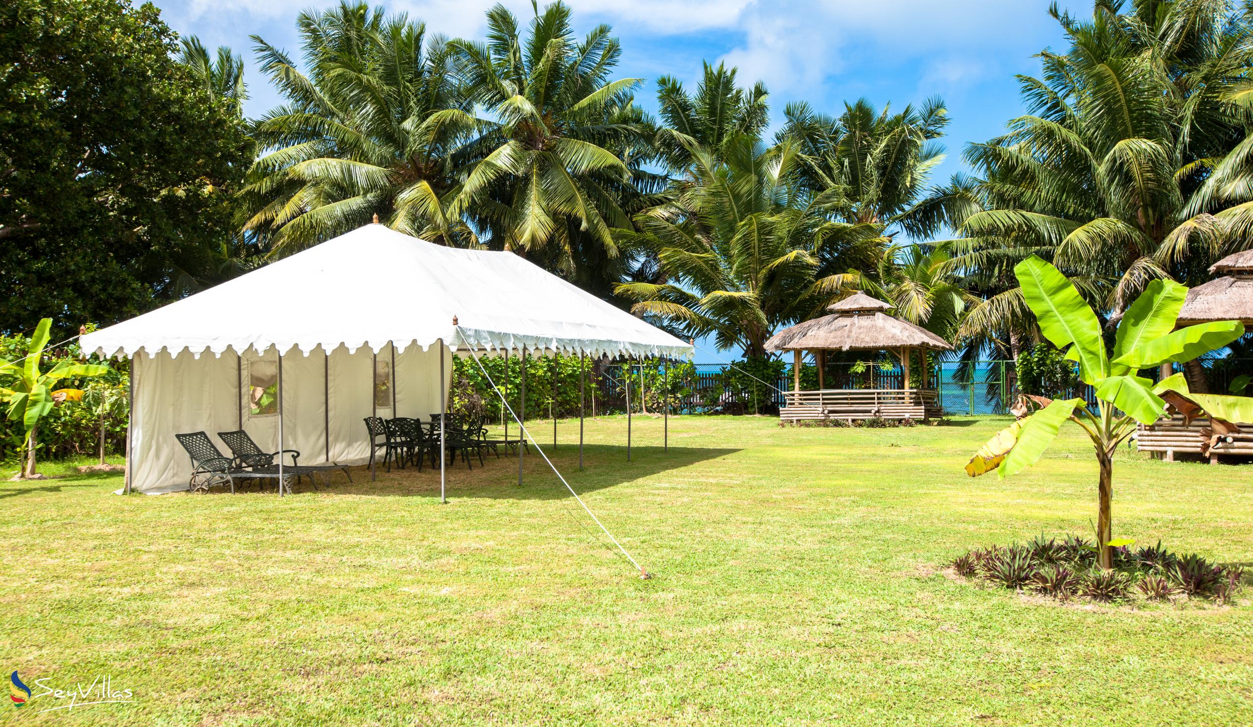 Foto 8: Le Relax Beach Resort - Aussenbereich - Praslin (Seychellen)