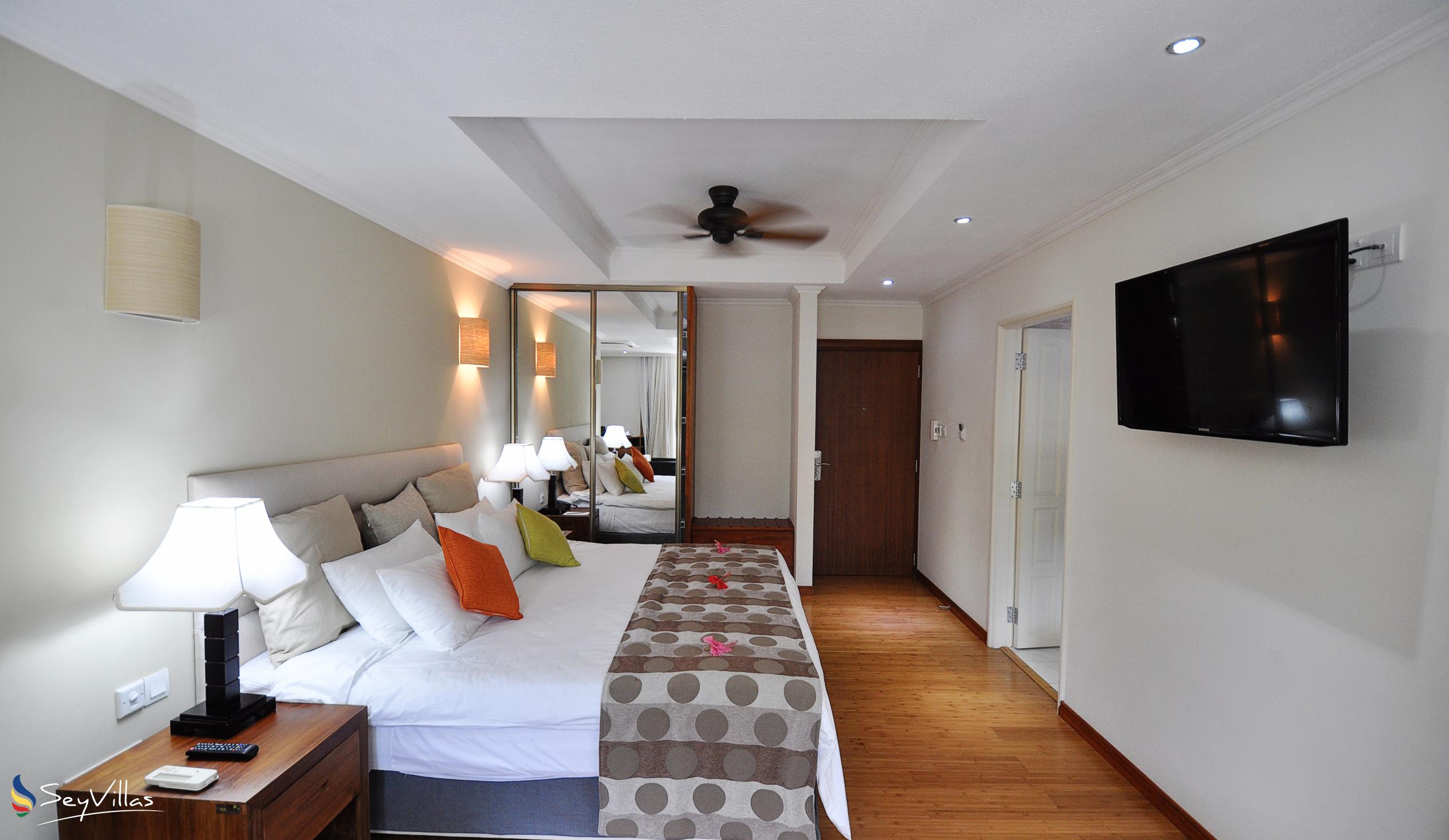 Foto 22: Crown Beach Hotel - Deluxe Zimmer Berglick - Mahé (Seychellen)