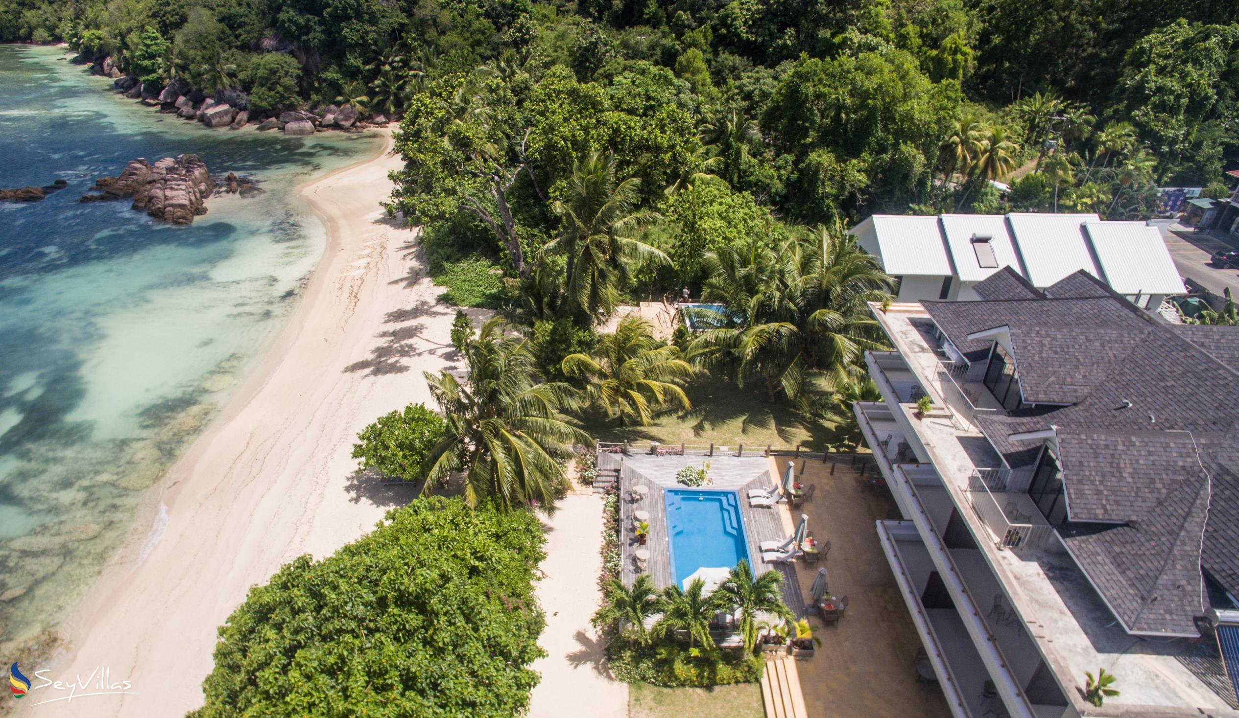 Photo 4: Crown Beach Hotel - Outdoor area - Mahé (Seychelles)