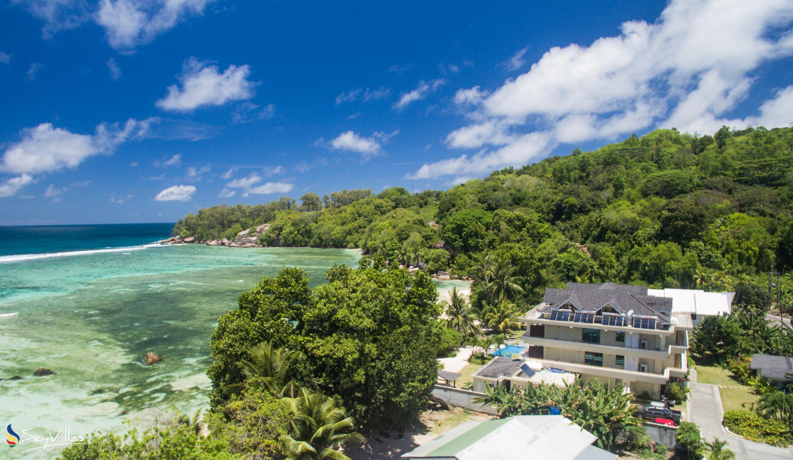Foto 1: Crown Beach Hotel - Aussenbereich - Mahé (Seychellen)