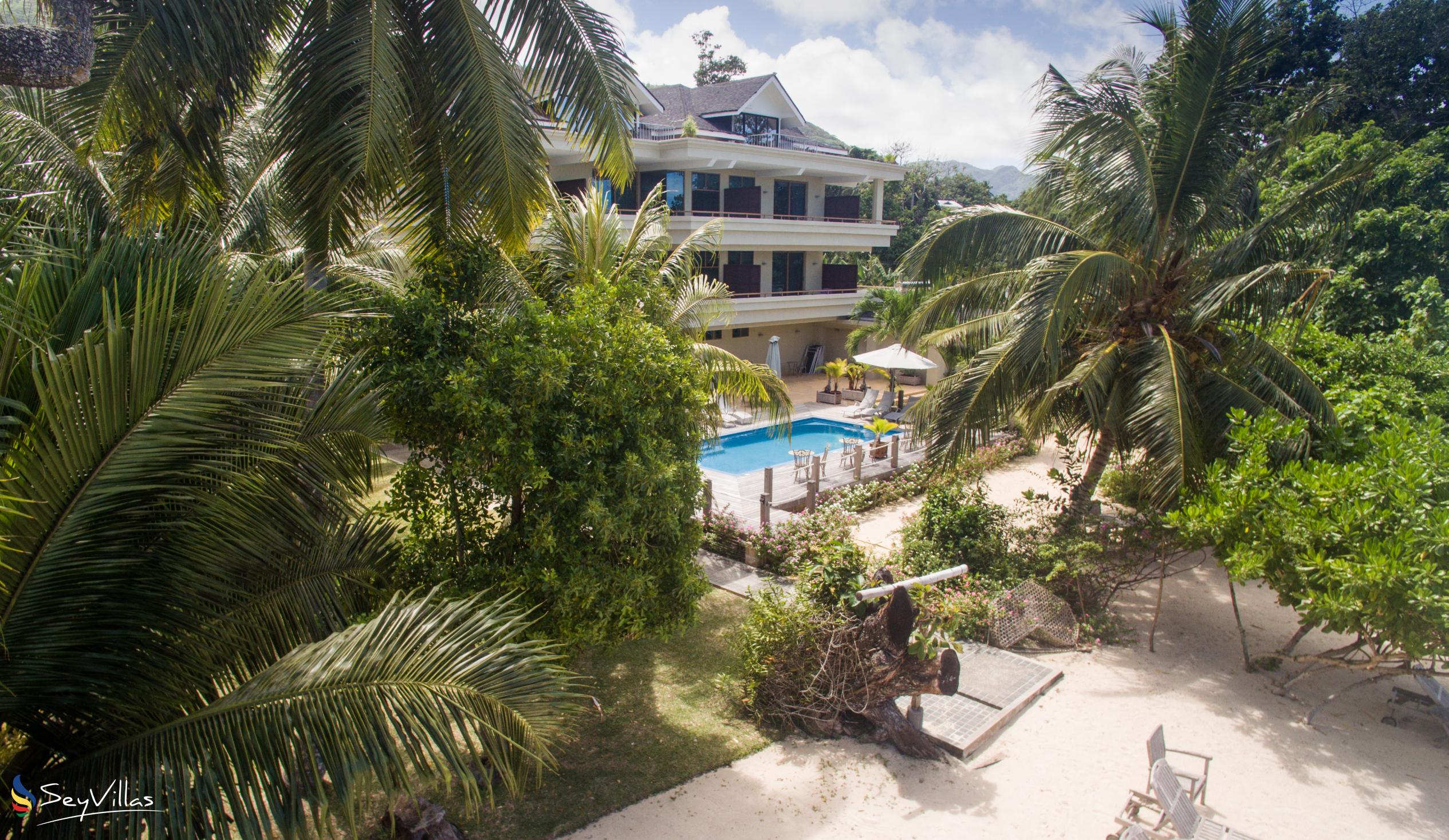 Foto 2: Crown Beach Hotel - Aussenbereich - Mahé (Seychellen)