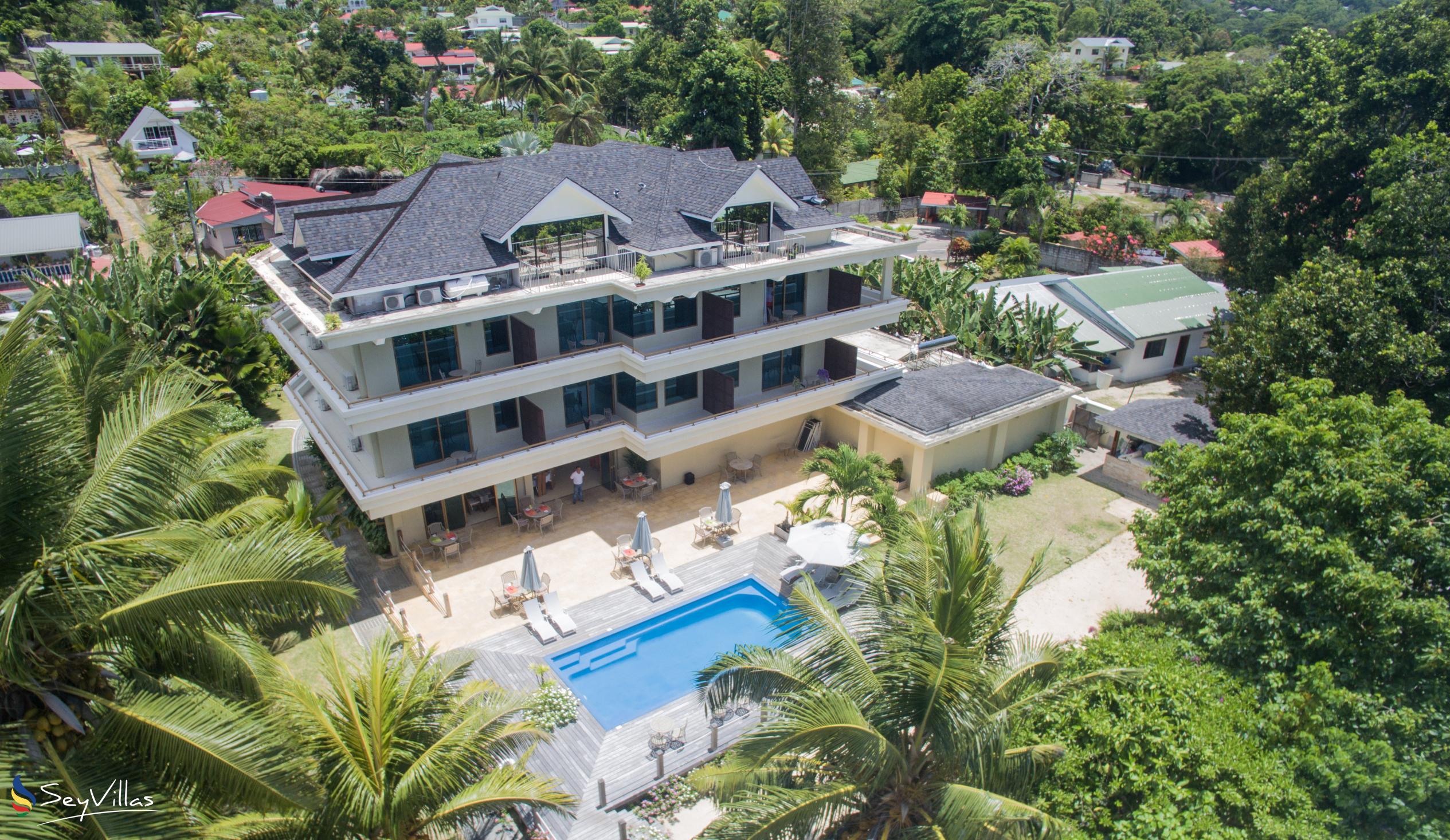 Photo 8: Crown Beach Hotel - Outdoor area - Mahé (Seychelles)
