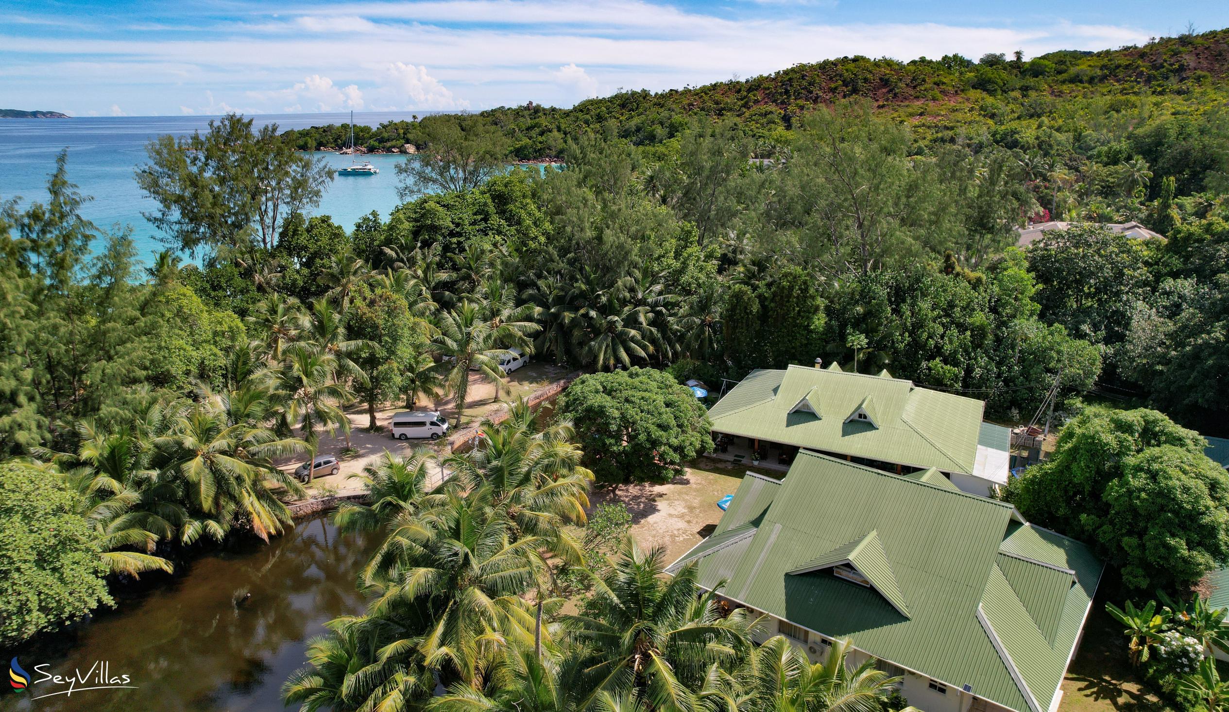 Foto 3: Le Chevalier Bay Guesthouse - Aussenbereich - Praslin (Seychellen)