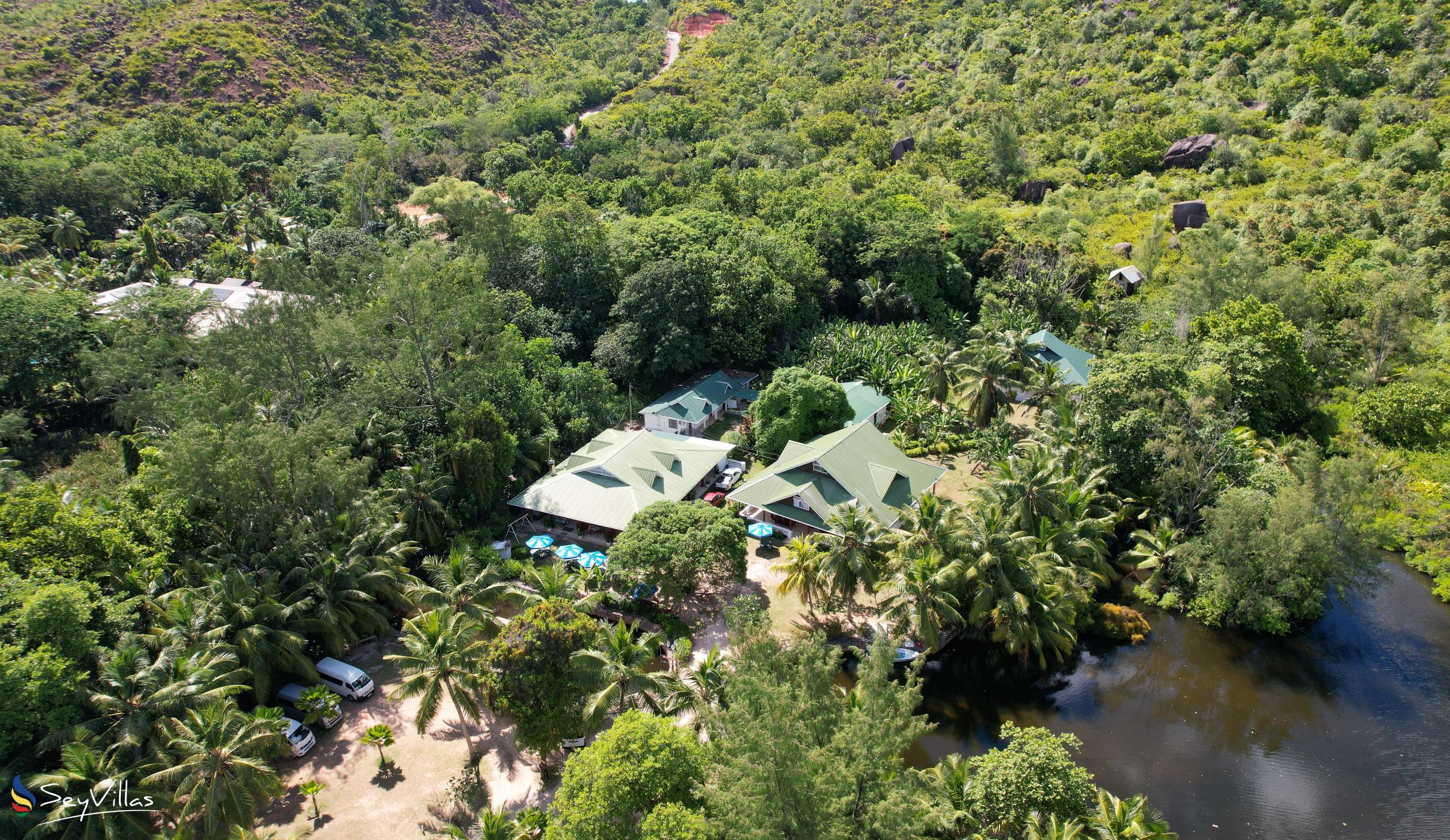Photo 2: Le Chevalier Bay Guesthouse - Outdoor area - Praslin (Seychelles)