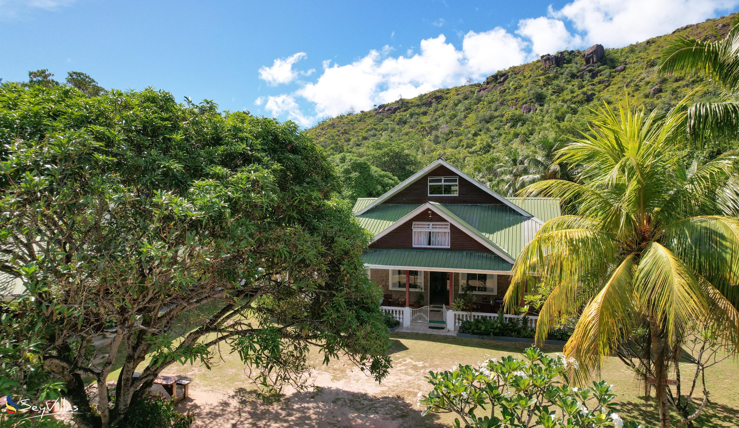 Photo 1: Le Chevalier Bay Guesthouse - Outdoor area - Praslin (Seychelles)