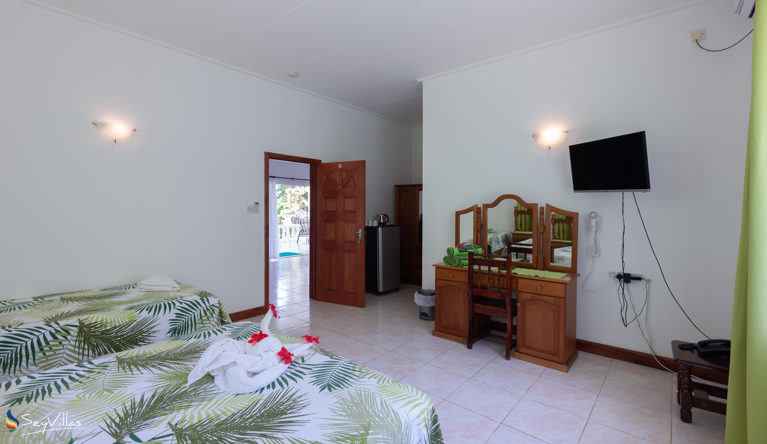 Foto 56: Le Chevalier Bay Guesthouse - Standard Dreibettzimmer - Praslin (Seychellen)