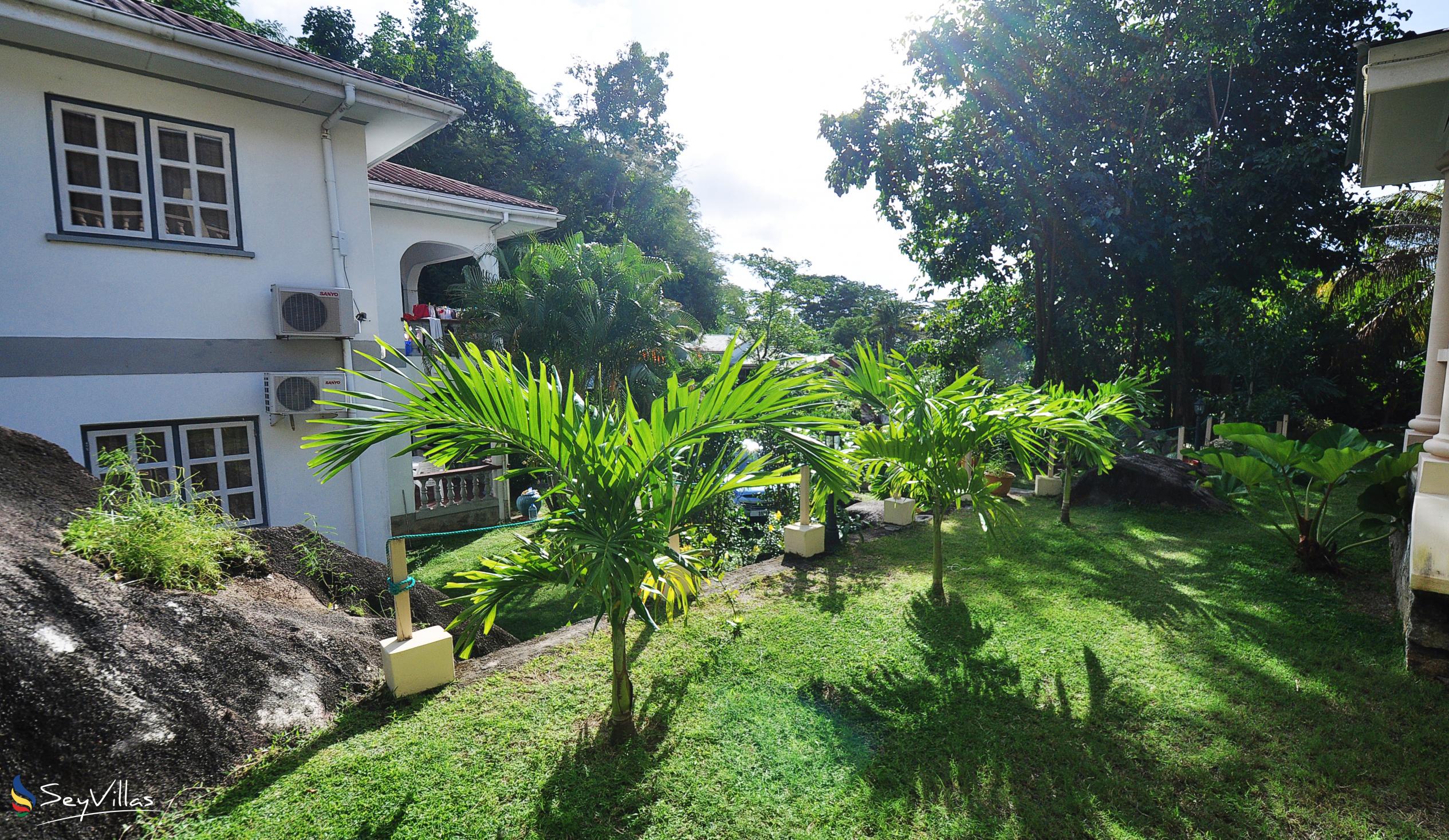 Foto 13: Forest Lodge Guest House - Aussenbereich - Mahé (Seychellen)