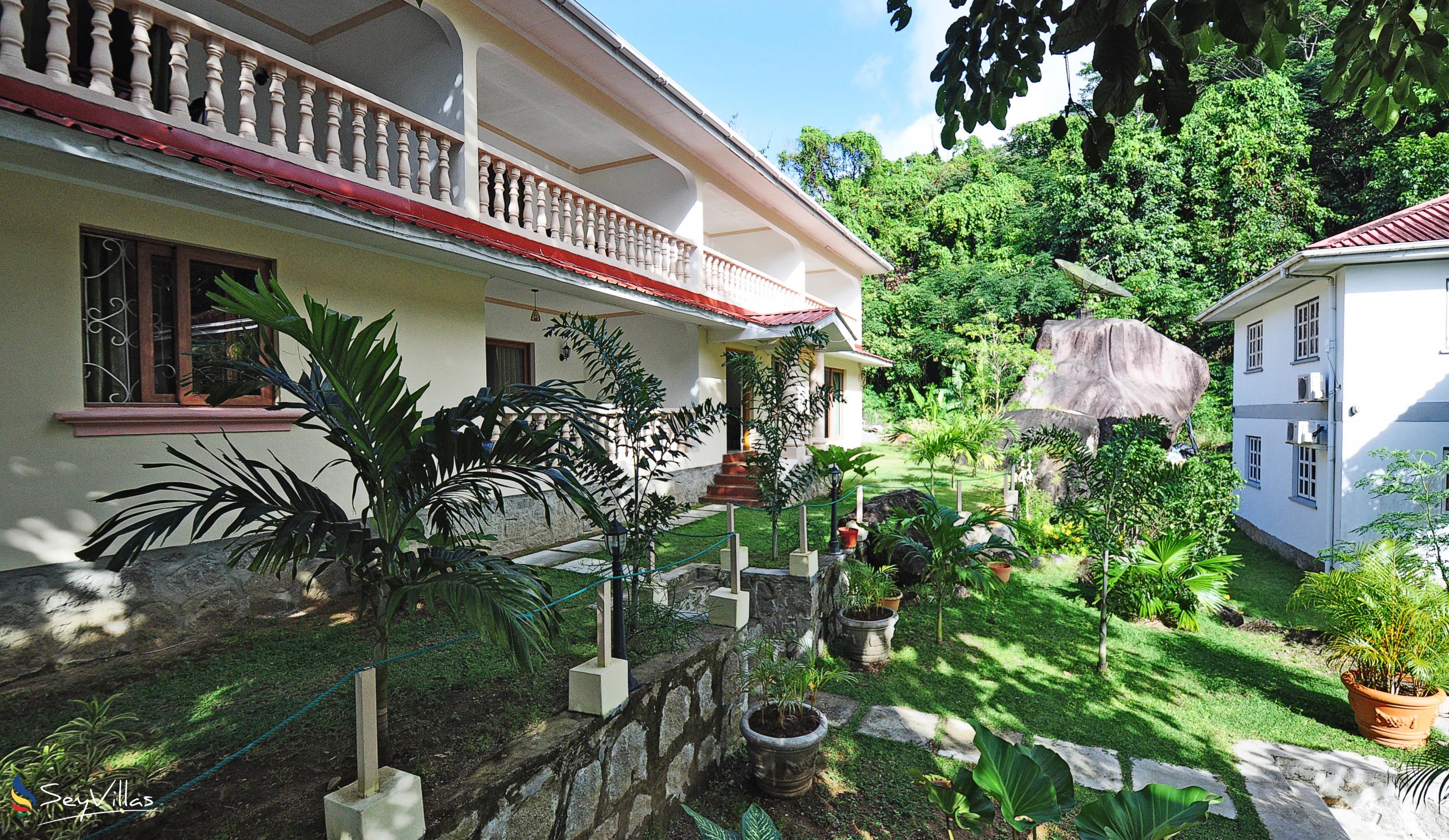 Foto 12: Forest Lodge Guest House - Aussenbereich - Mahé (Seychellen)