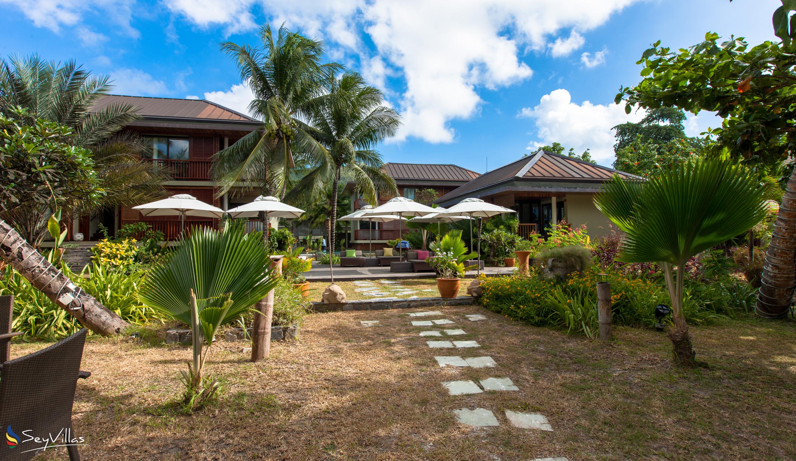 Foto 2: Dhevatara Beach Hotel - Aussenbereich - Praslin (Seychellen)