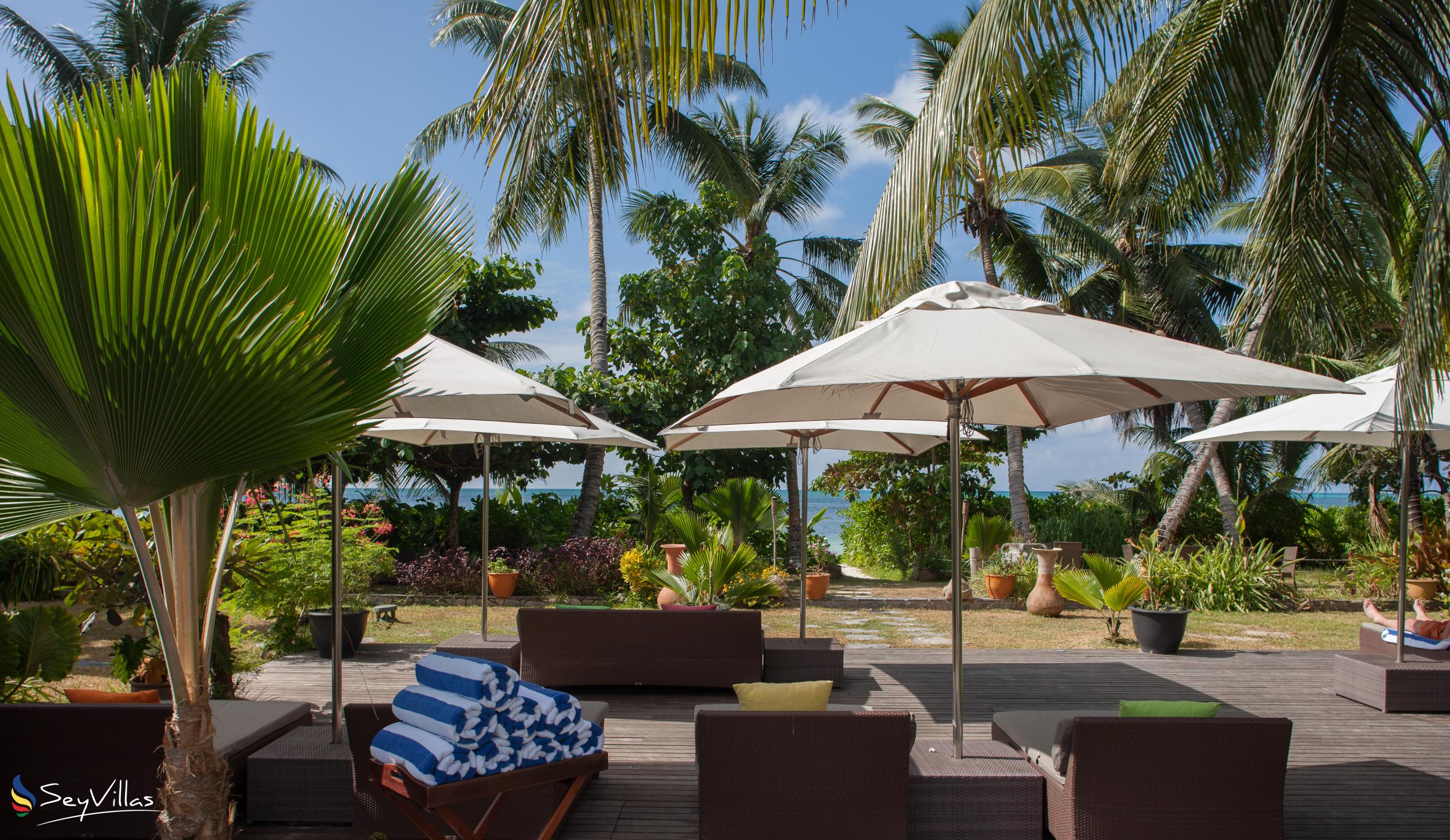 Foto 10: Dhevatara Beach Hotel - Aussenbereich - Praslin (Seychellen)