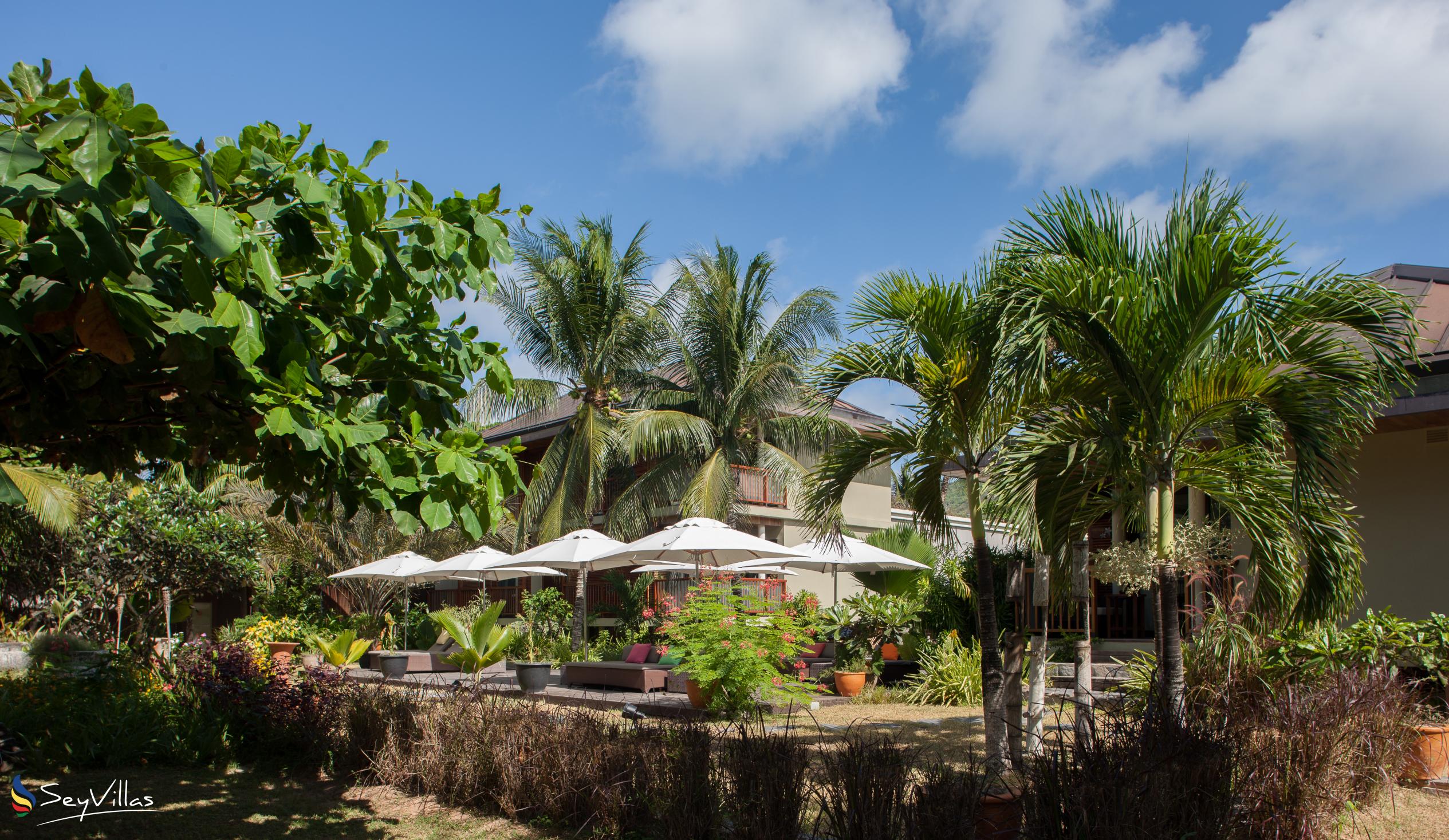 Foto 19: Dhevatara Beach Hotel - Aussenbereich - Praslin (Seychellen)