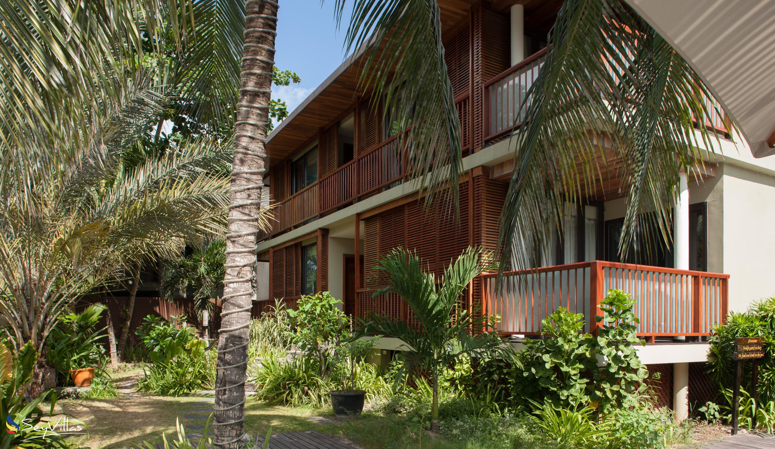 Foto 15: Dhevatara Beach Hotel - Aussenbereich - Praslin (Seychellen)