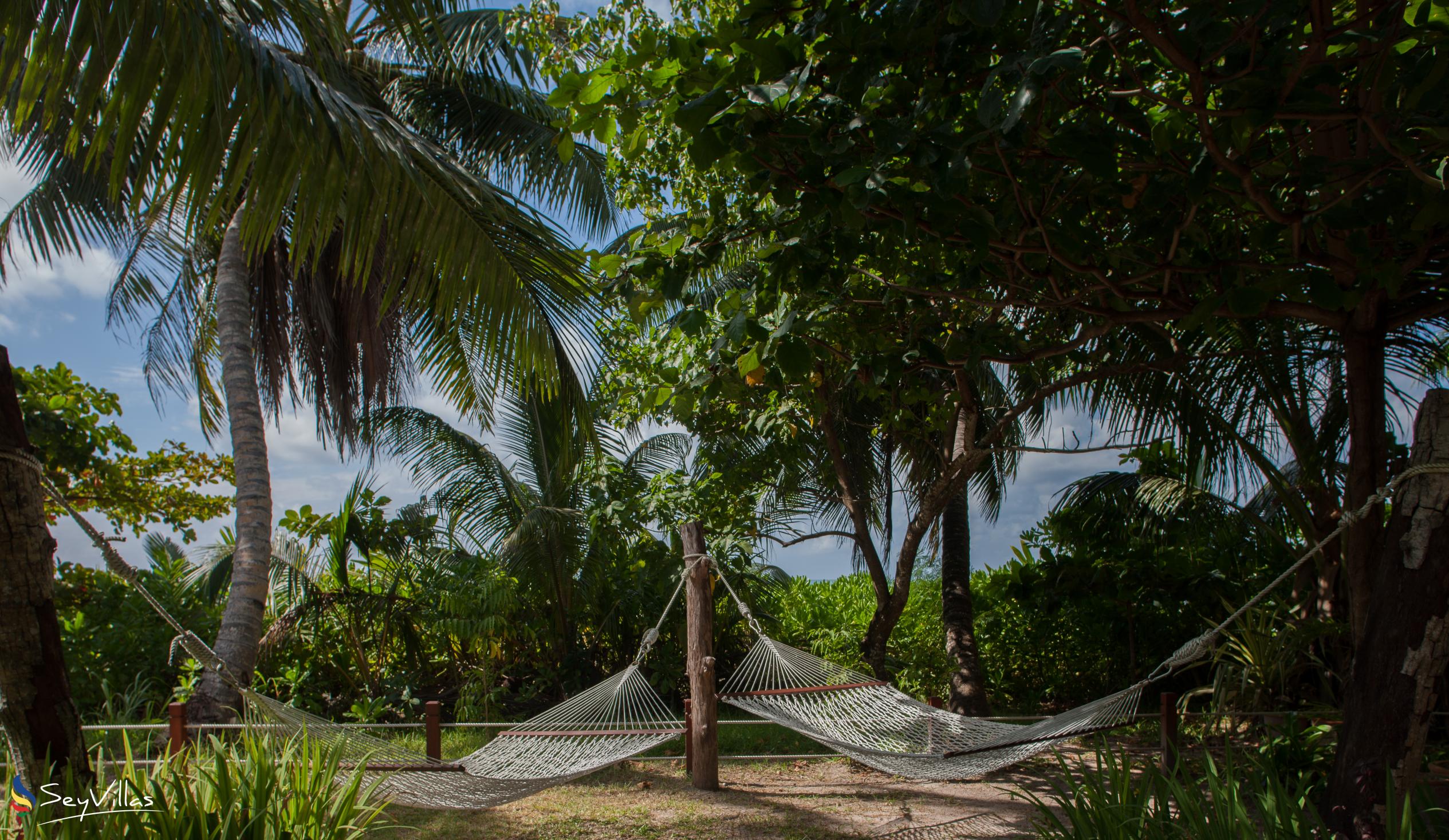 Foto 17: Dhevatara Beach Hotel - Aussenbereich - Praslin (Seychellen)