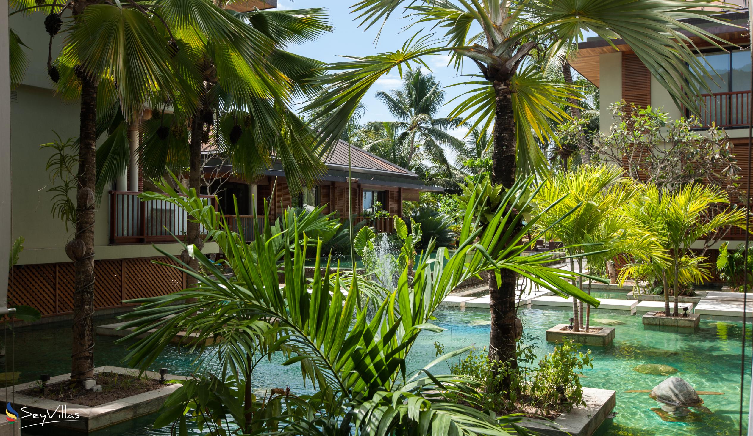 Foto 12: Dhevatara Beach Hotel - Aussenbereich - Praslin (Seychellen)