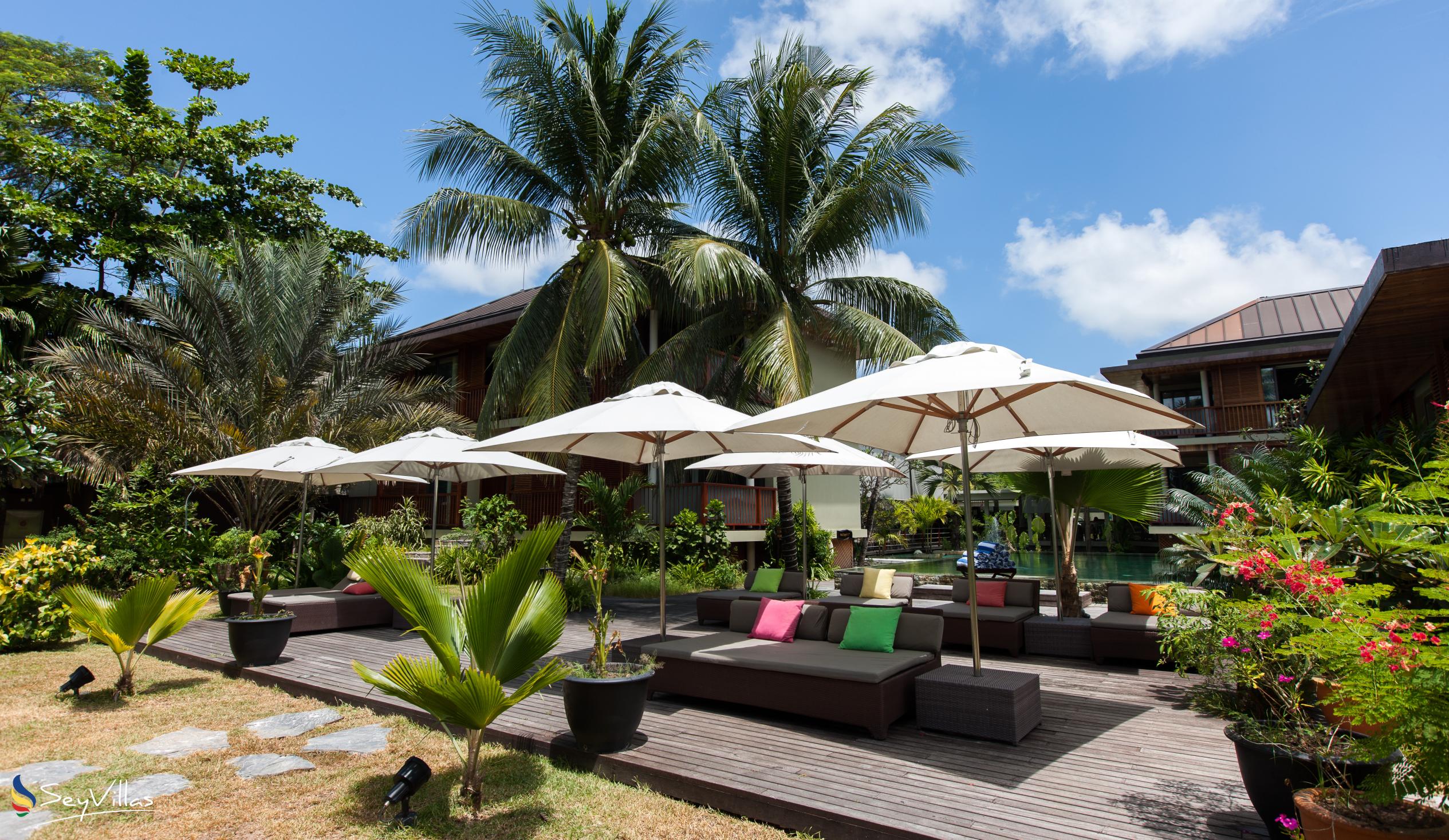 Foto 20: Dhevatara Beach Hotel - Aussenbereich - Praslin (Seychellen)