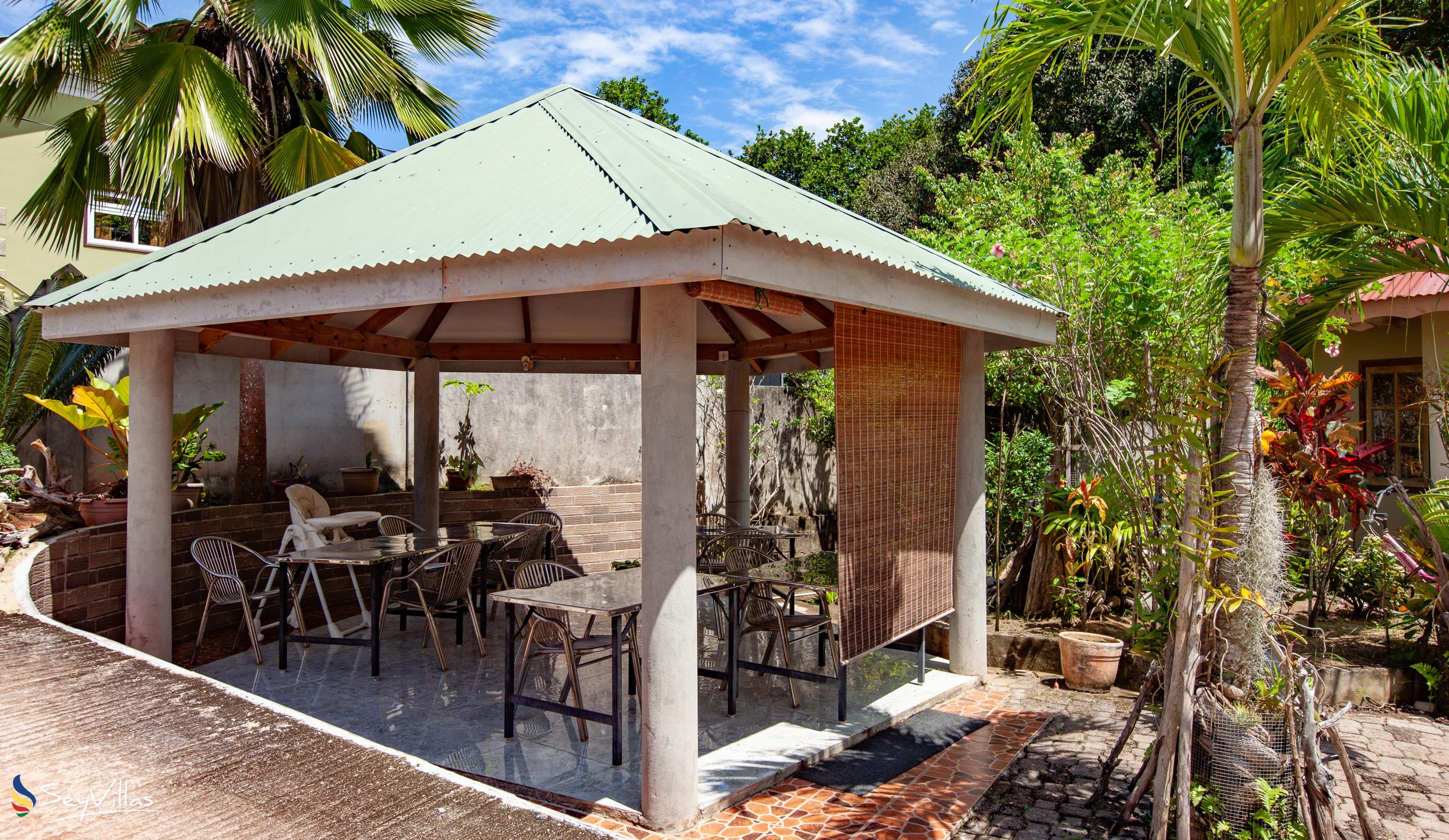Photo 8: Island Bungalow - Outdoor area - La Digue (Seychelles)