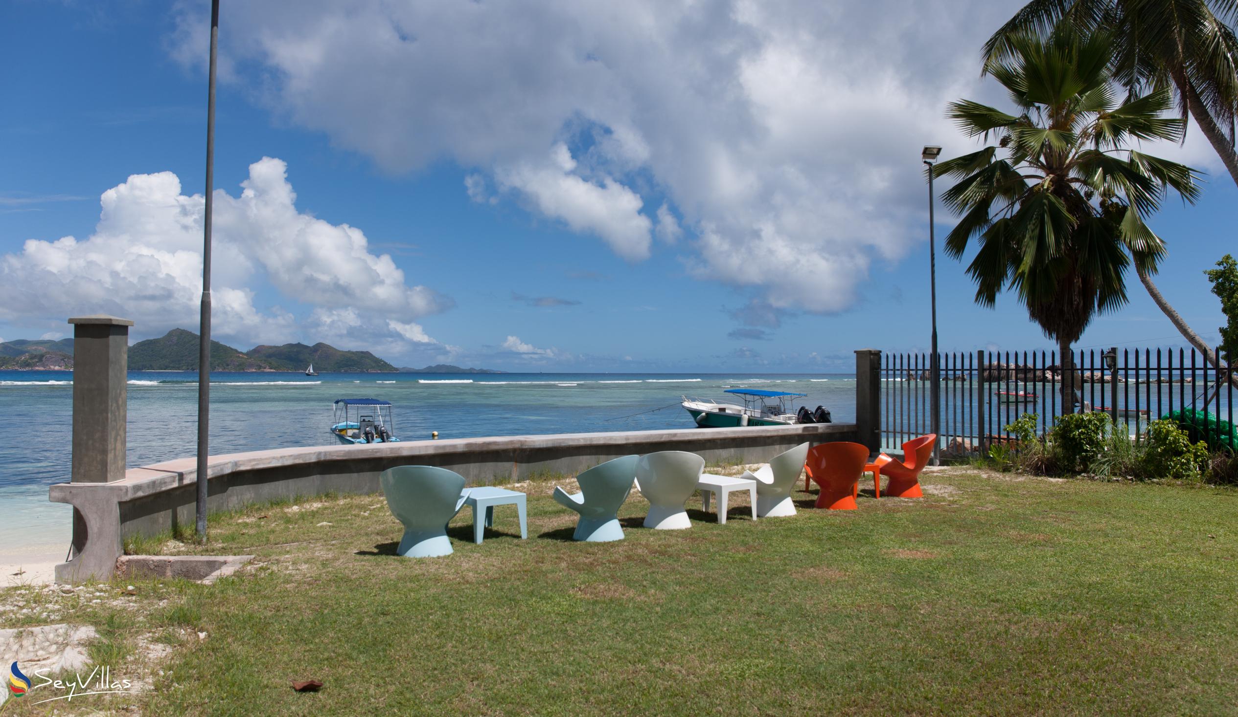 Foto 11: Marie-France Beach Front Apartments - Aussenbereich - La Digue (Seychellen)