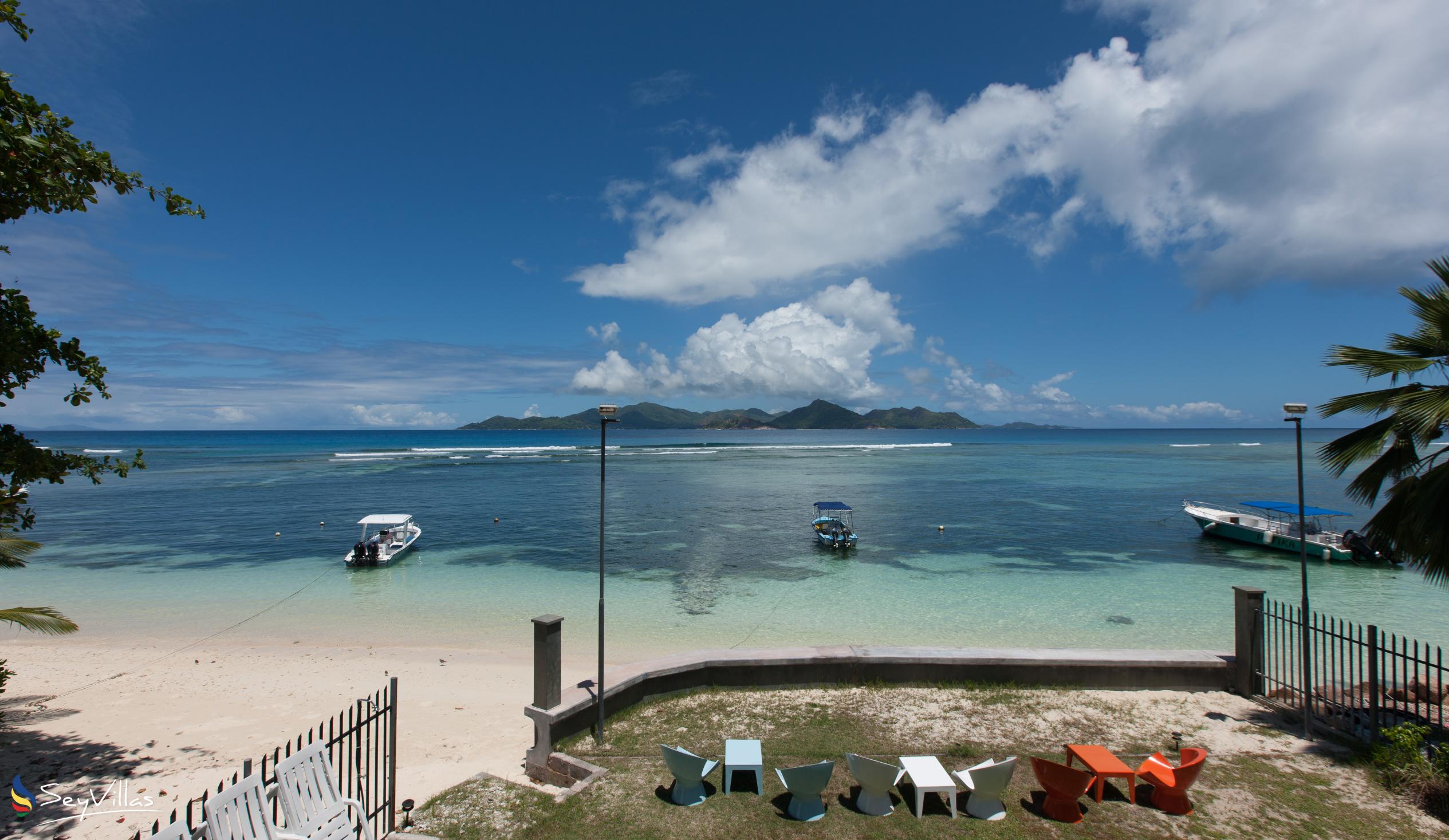 Foto 12: Marie-France Beach Front Apartments - Aussenbereich - La Digue (Seychellen)