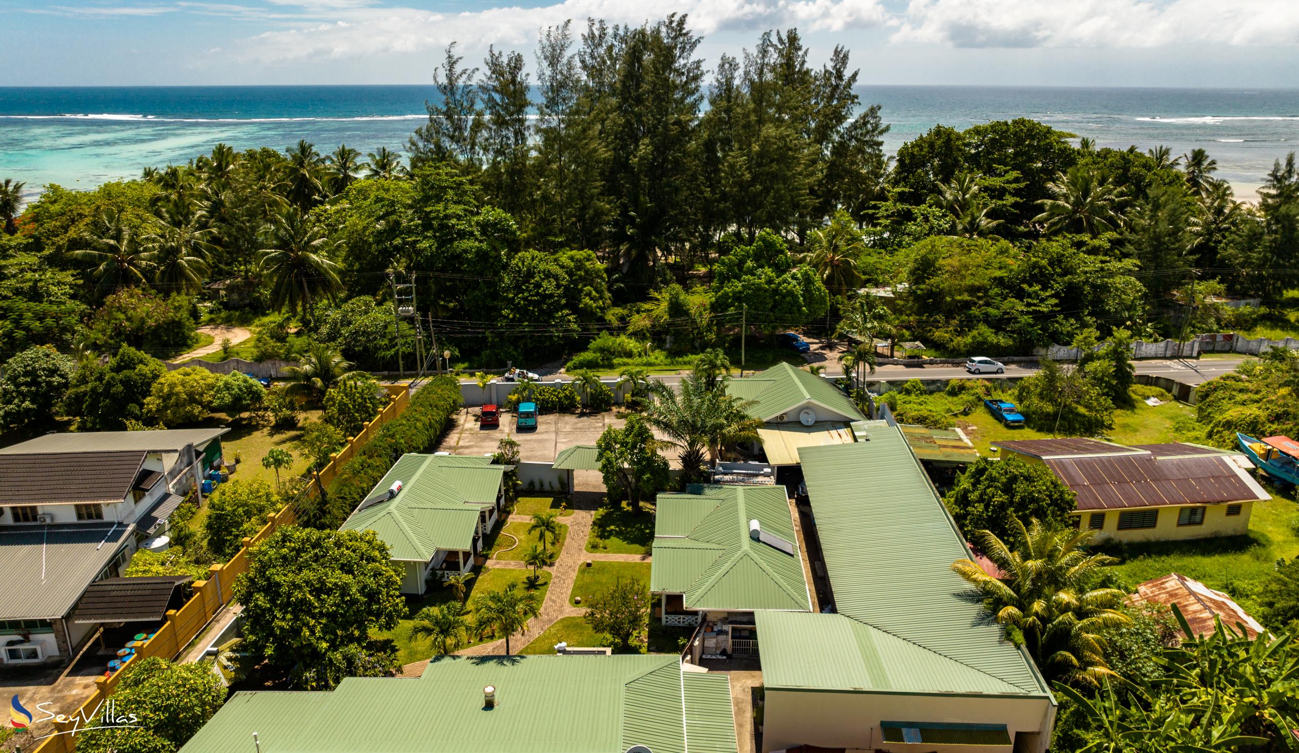 Photo 4: Hotel La Roussette - Outdoor area - Mahé (Seychelles)