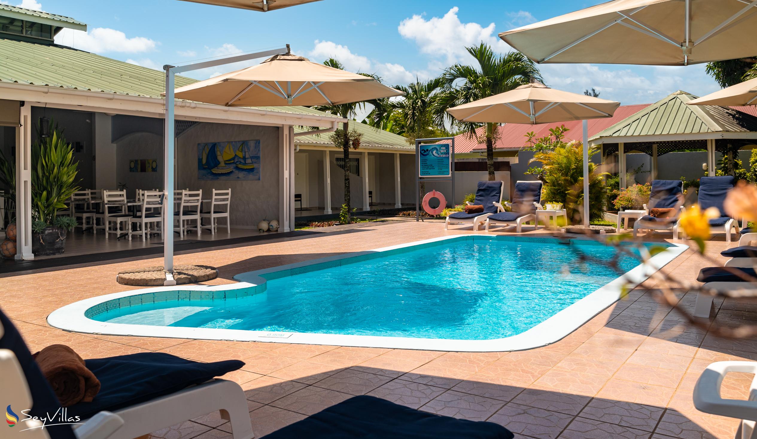Photo 16: Hotel La Roussette - Outdoor area - Mahé (Seychelles)