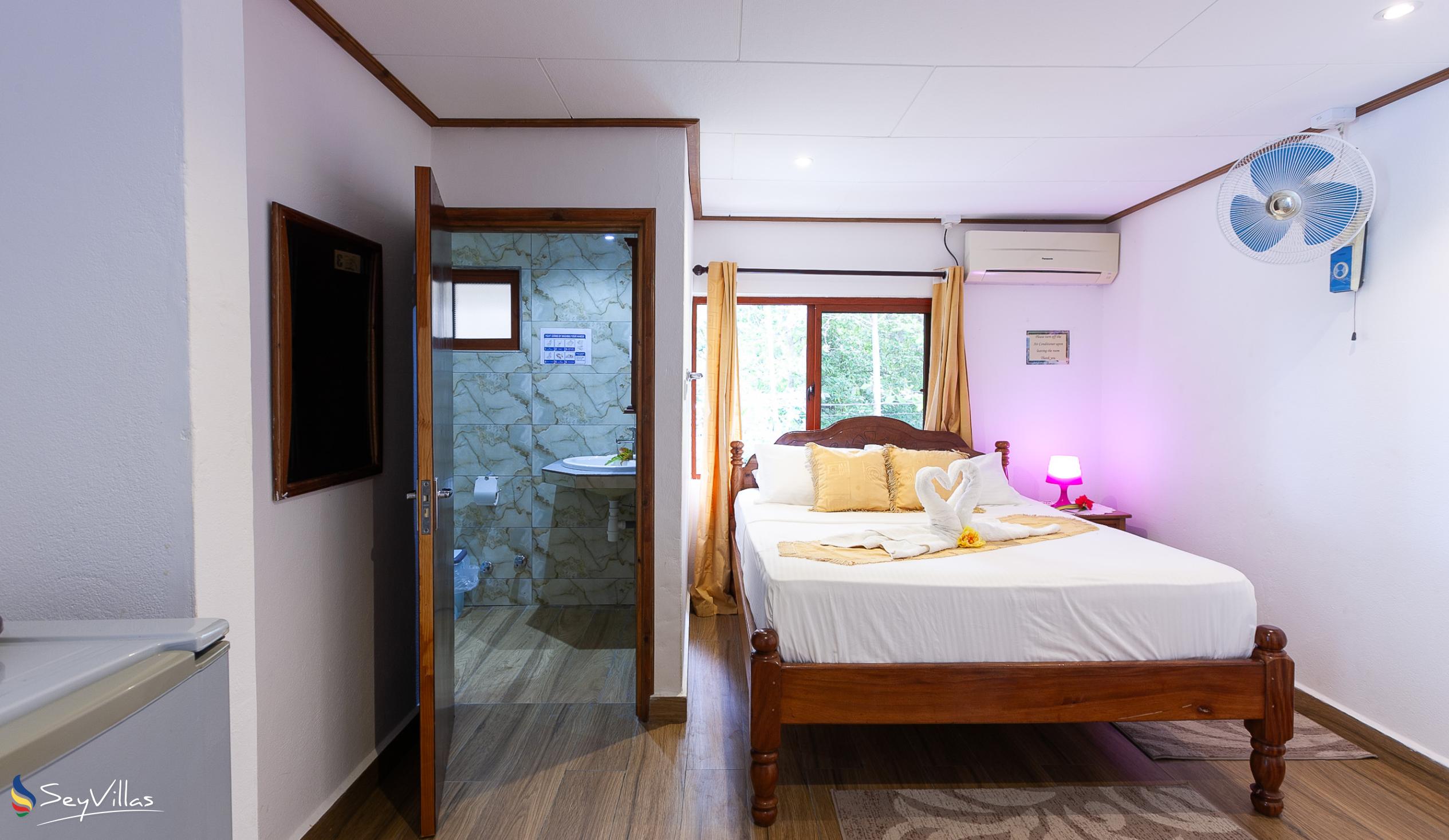 Photo 91: Tannette's Villa - Standard Queen Room - La Digue (Seychelles)