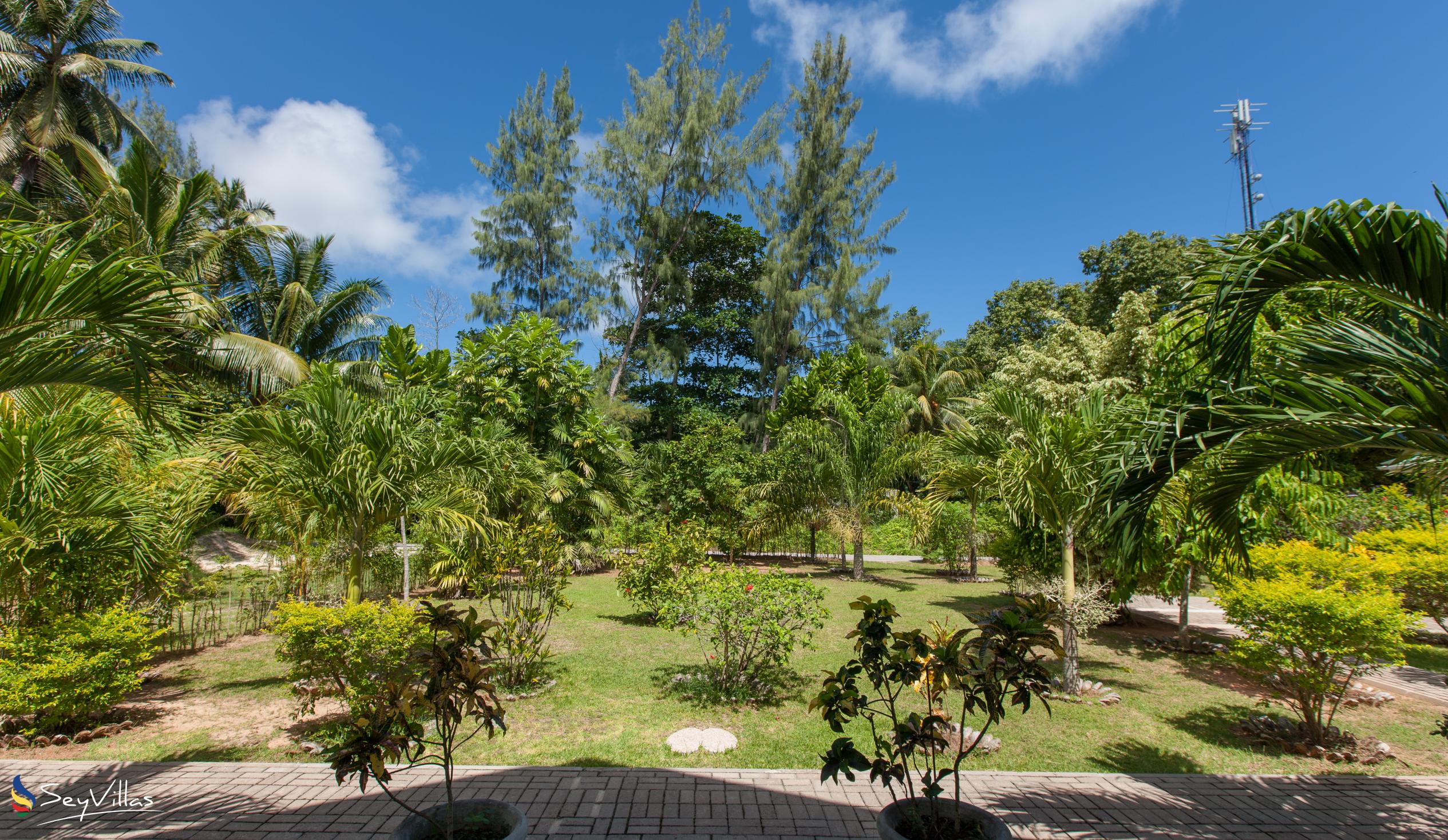 Photo 13: Chalets d'Anse Réunion - Outdoor area - La Digue (Seychelles)