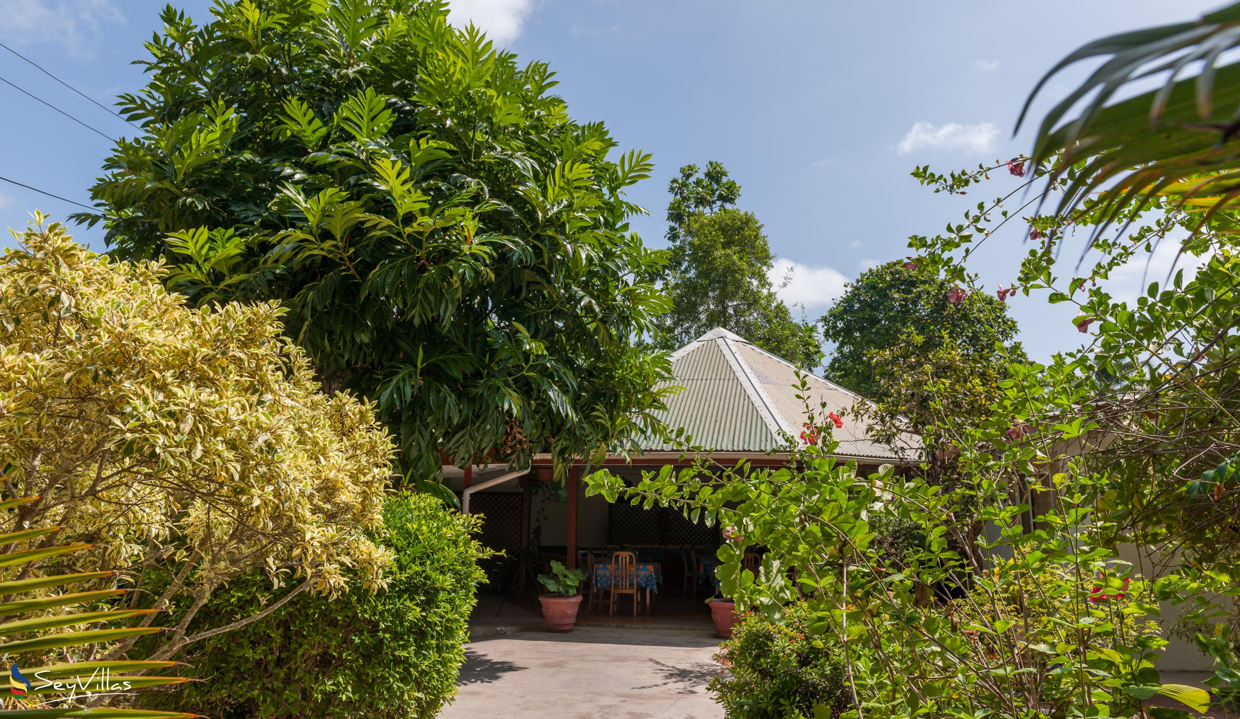 Foto 11: Rising Sun Guesthouse - Aussenbereich - La Digue (Seychellen)