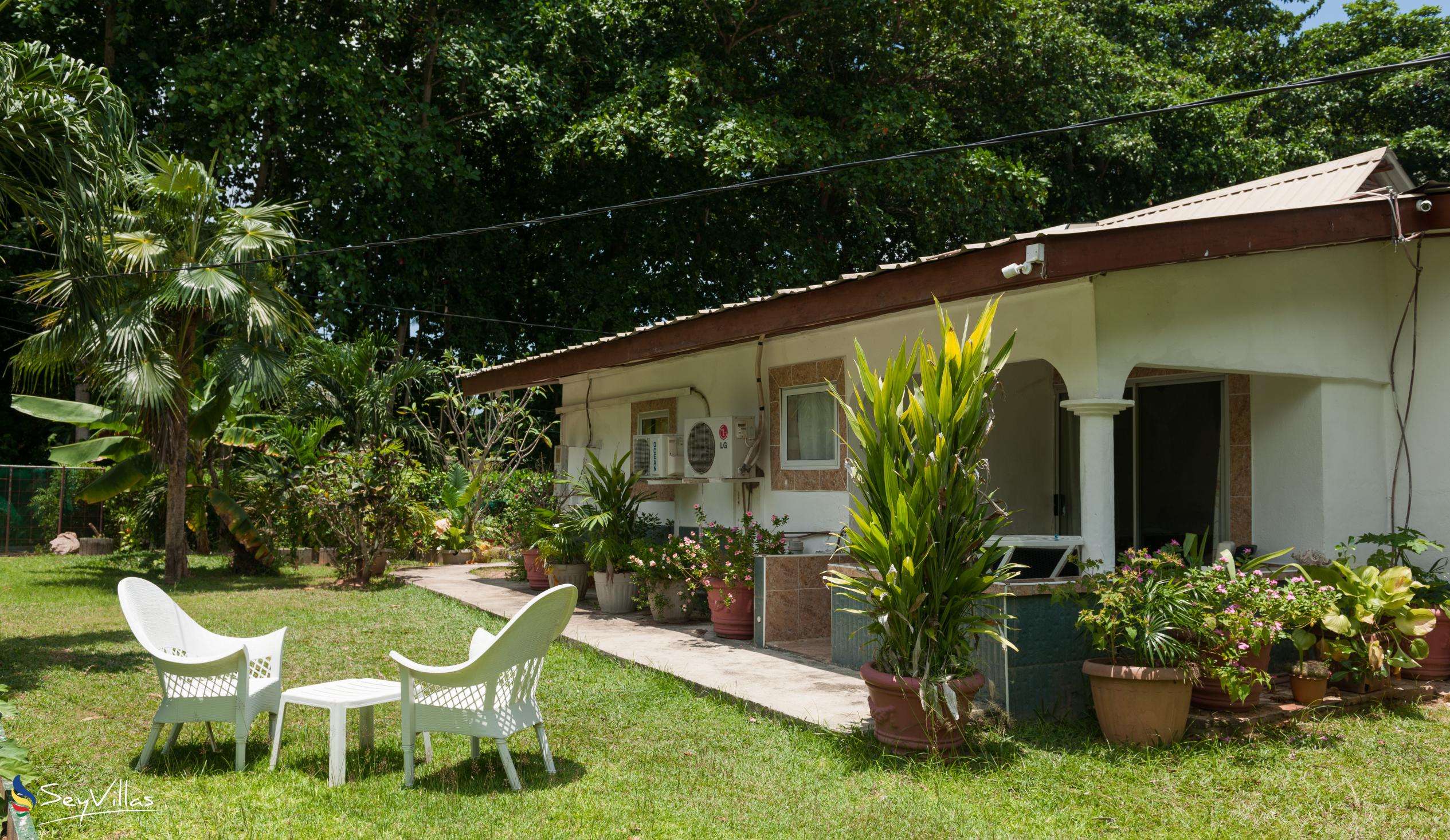Foto 8: Rising Sun Guesthouse - Aussenbereich - La Digue (Seychellen)