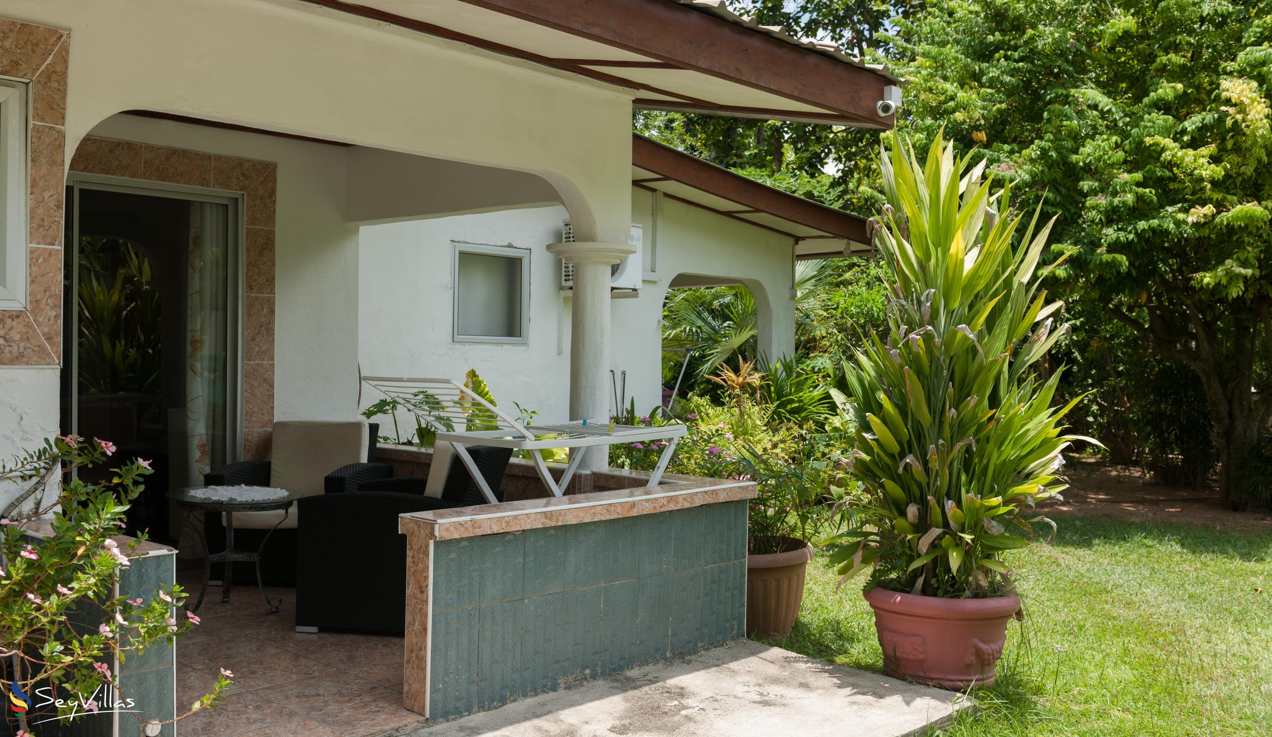 Foto 56: Rising Sun Guesthouse - Standard Dreibettzimmer - La Digue (Seychellen)