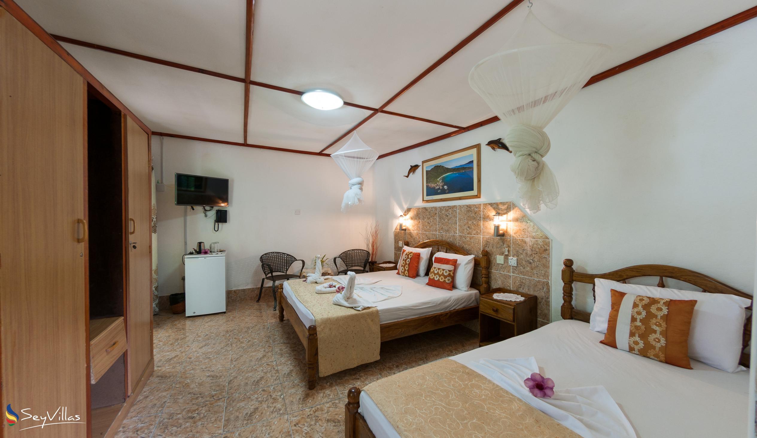 Foto 44: Rising Sun Guesthouse - Standard Dreibettzimmer - La Digue (Seychellen)