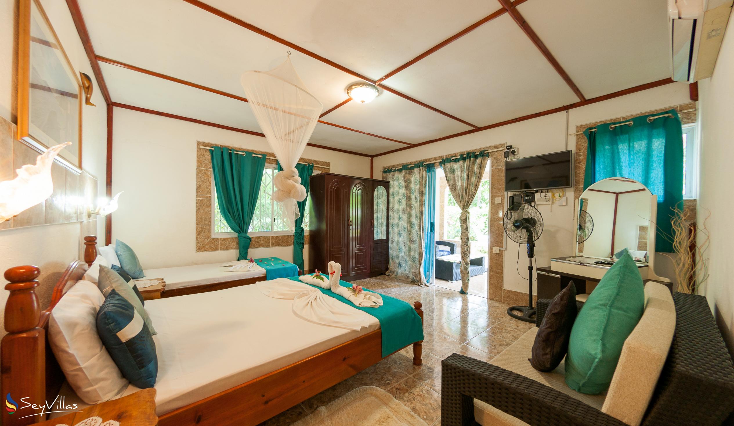 Foto 48: Rising Sun Guesthouse - Standard Dreibettzimmer - La Digue (Seychellen)