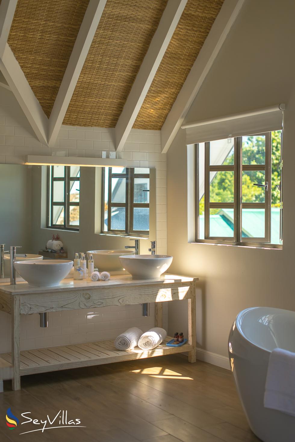 Foto 76: Le Nautique Luxury Waterfront Hotel - Deluxe-Meerblickzimmer mit Kingsize-Bett - La Digue (Seychellen)